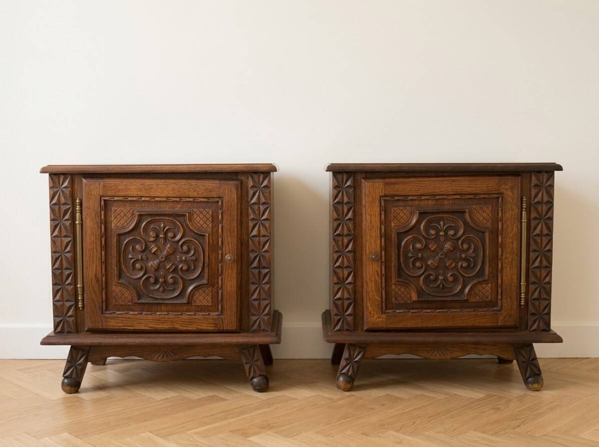 Paire de tables de chevet anciennes en bois sculpté