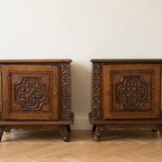 Paire de tables de chevet anciennes en bois sculpté