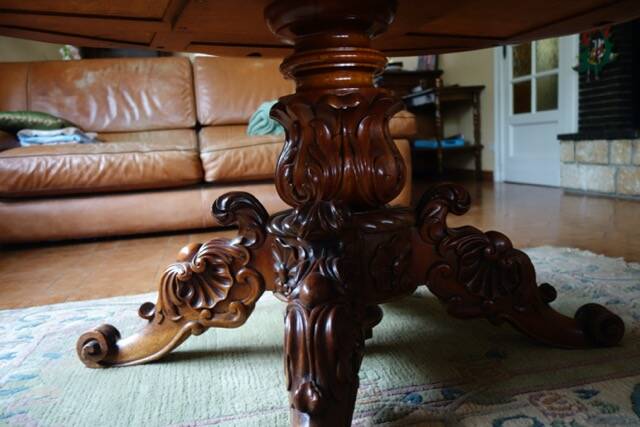 Pedestal table
