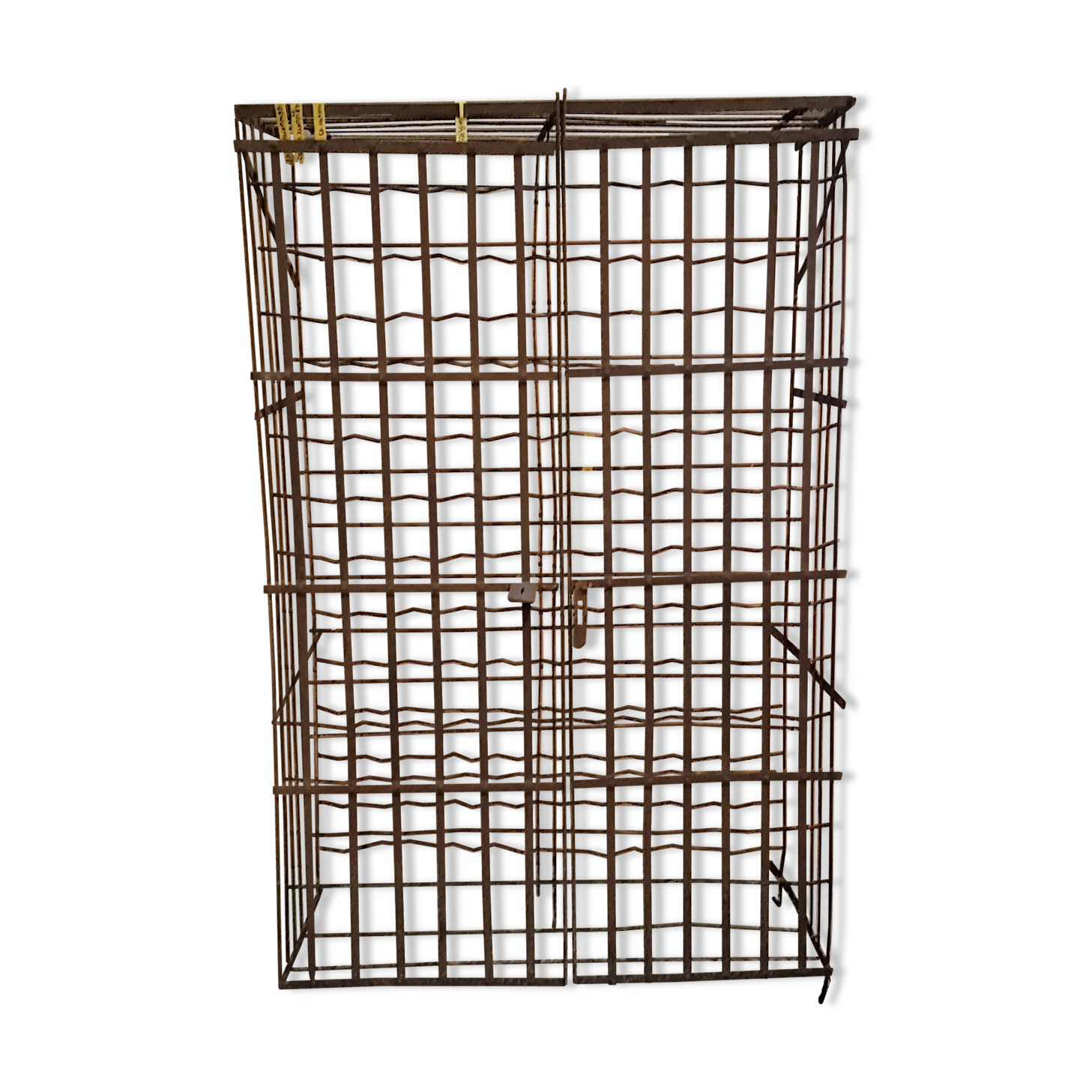 Old locker stores 140 bottles of old cage wines