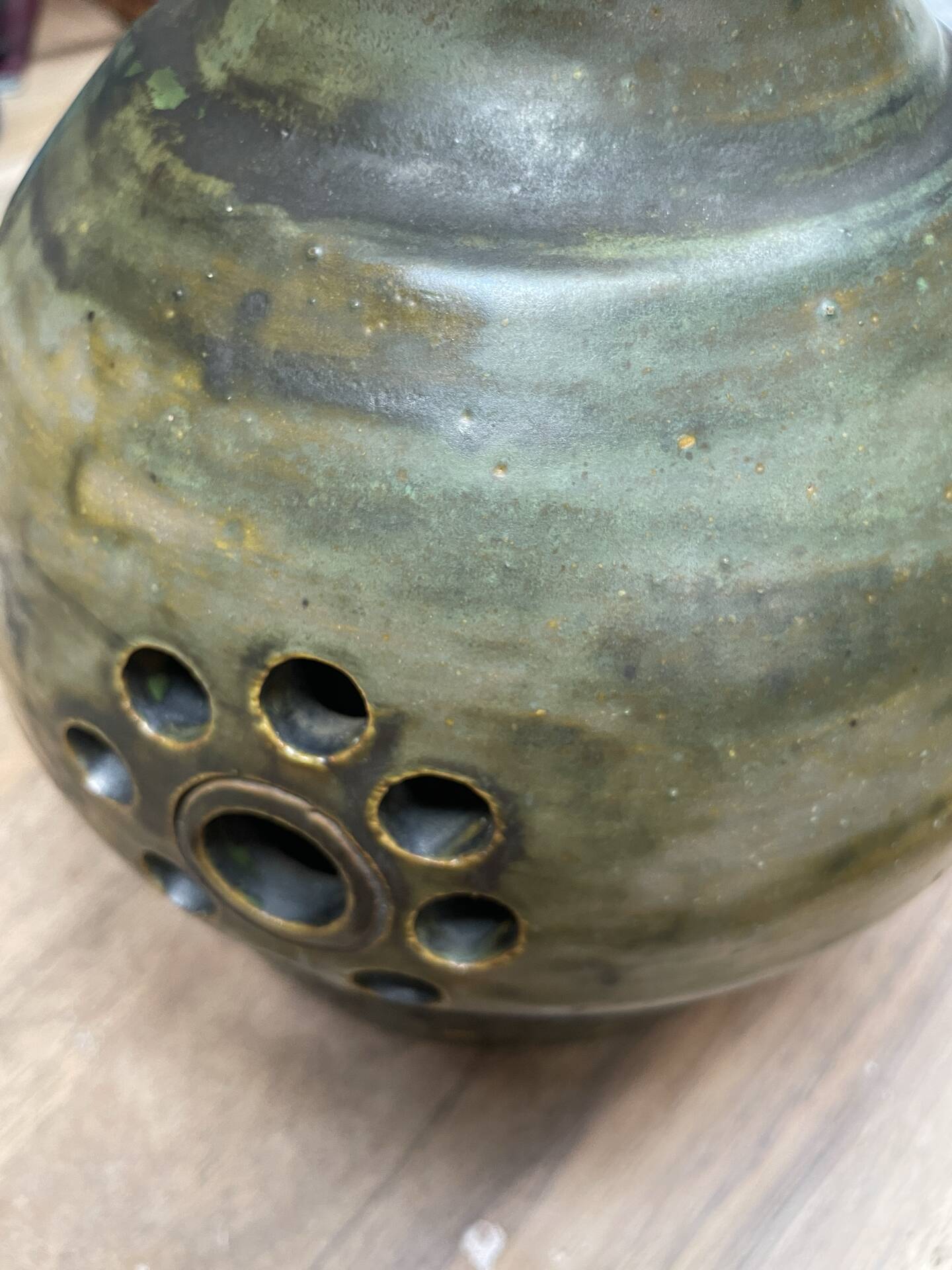 Suspension in glazed stoneware from the 1970s.
