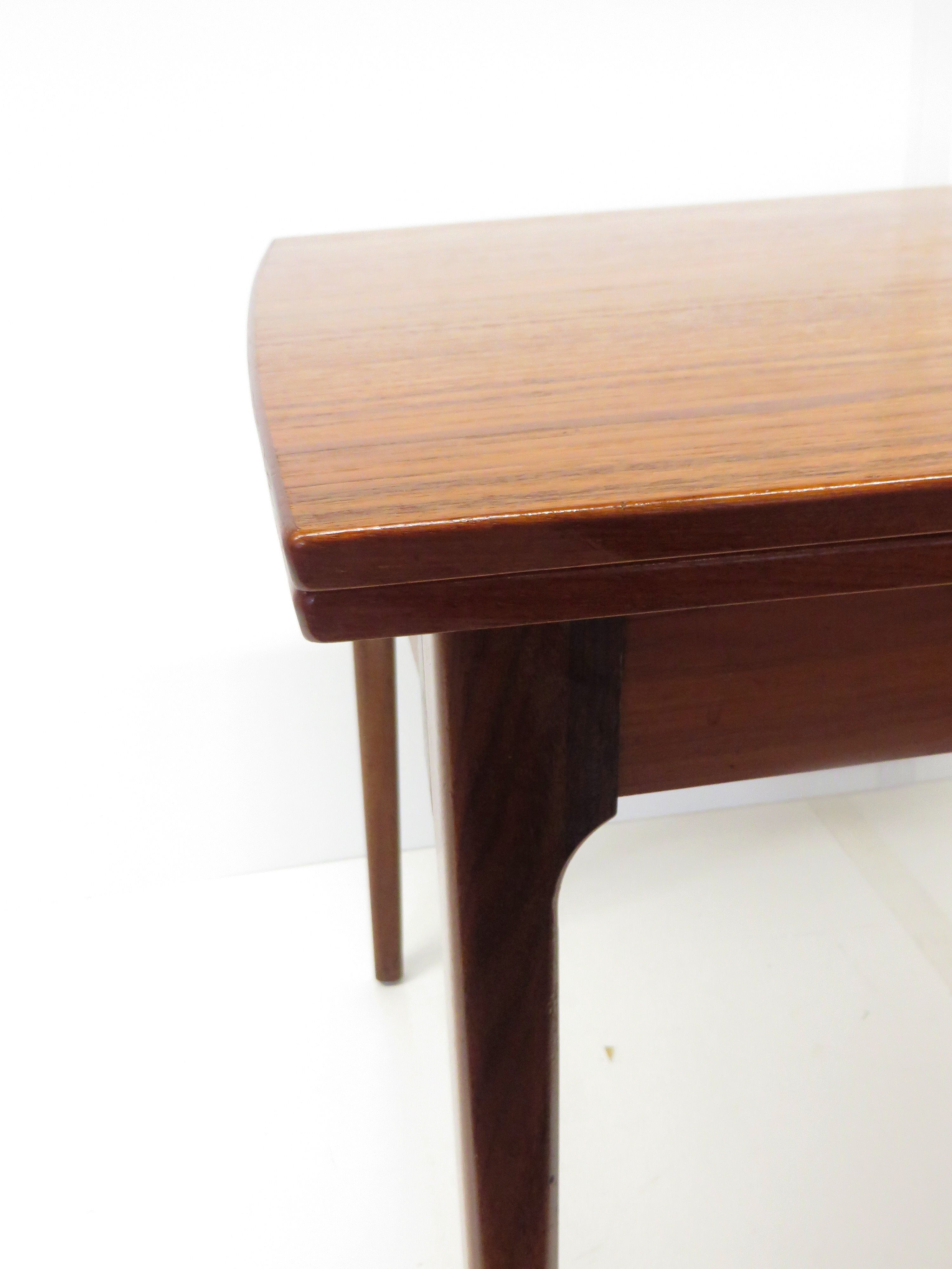 Extendable vintage dining table made in the 60s