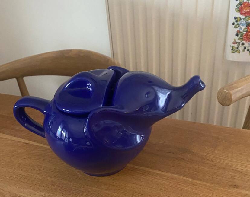 Théière éléphant en céramique bleue