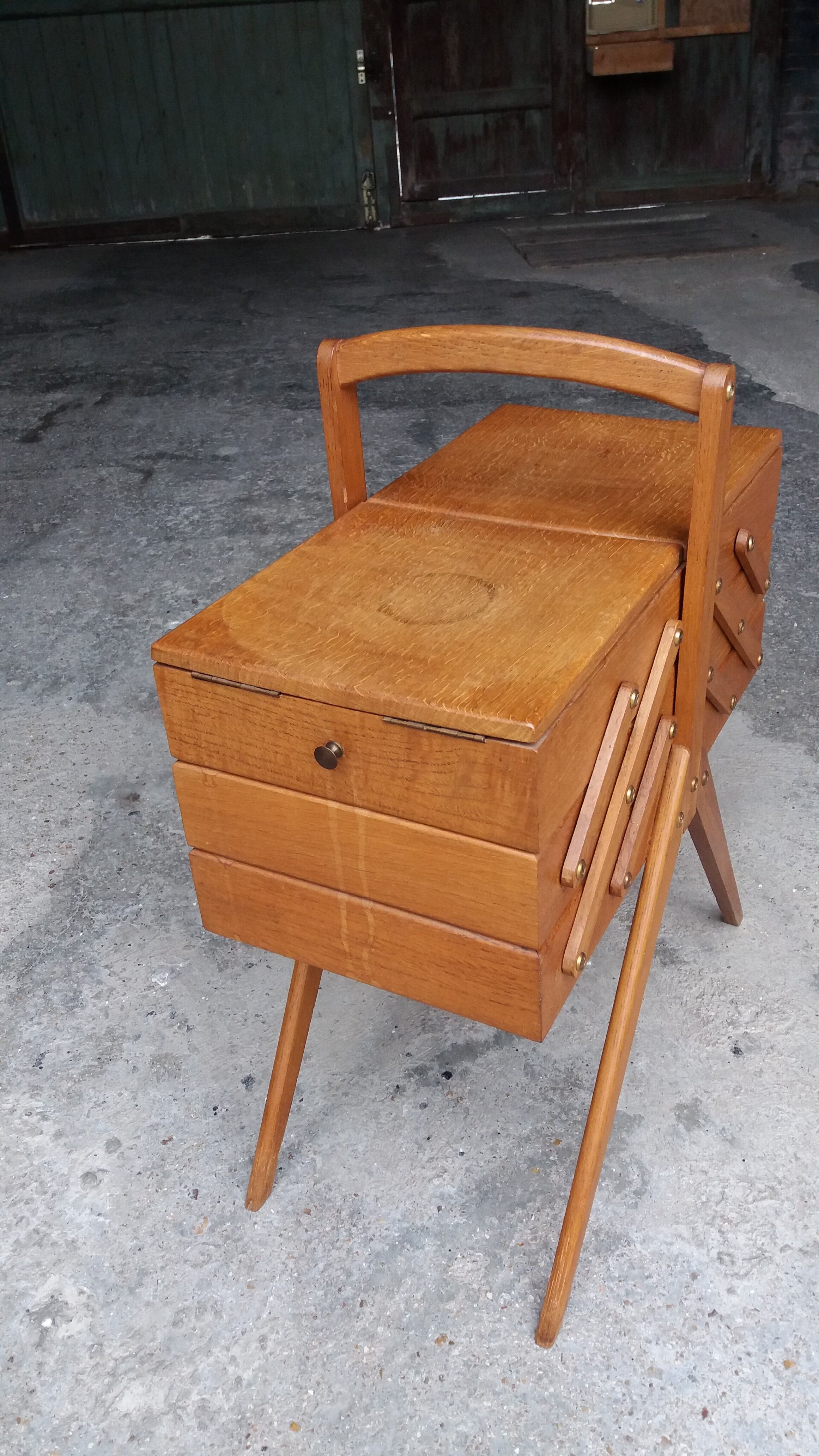 Worker years 50, light oak