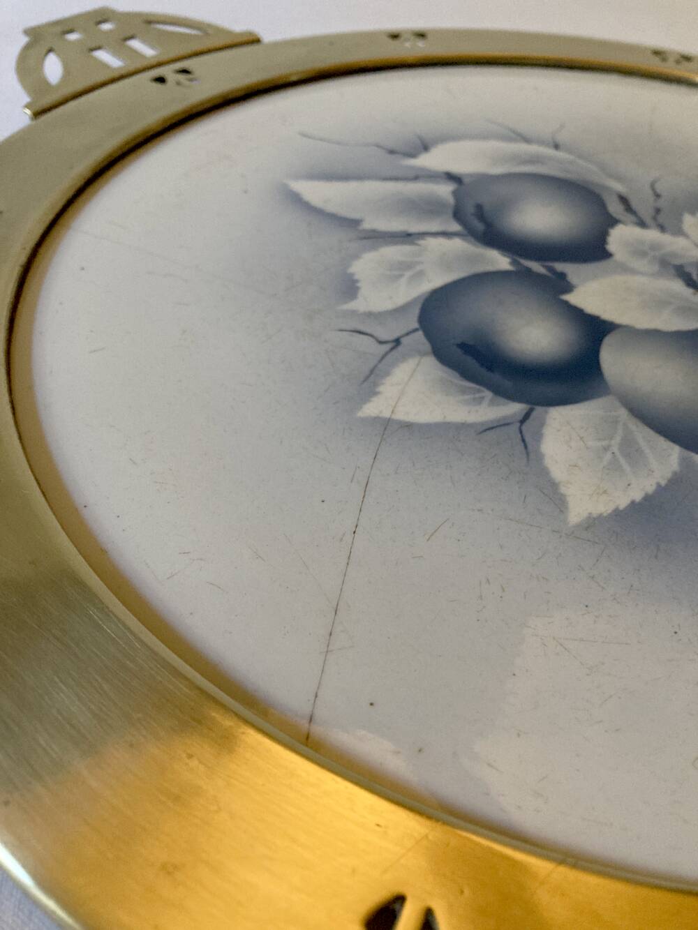 Art Nouveau plate in earthenware with a brass frame