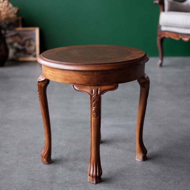 Table d’appoint ronde vintage en bois massif sculpté, style classique franç