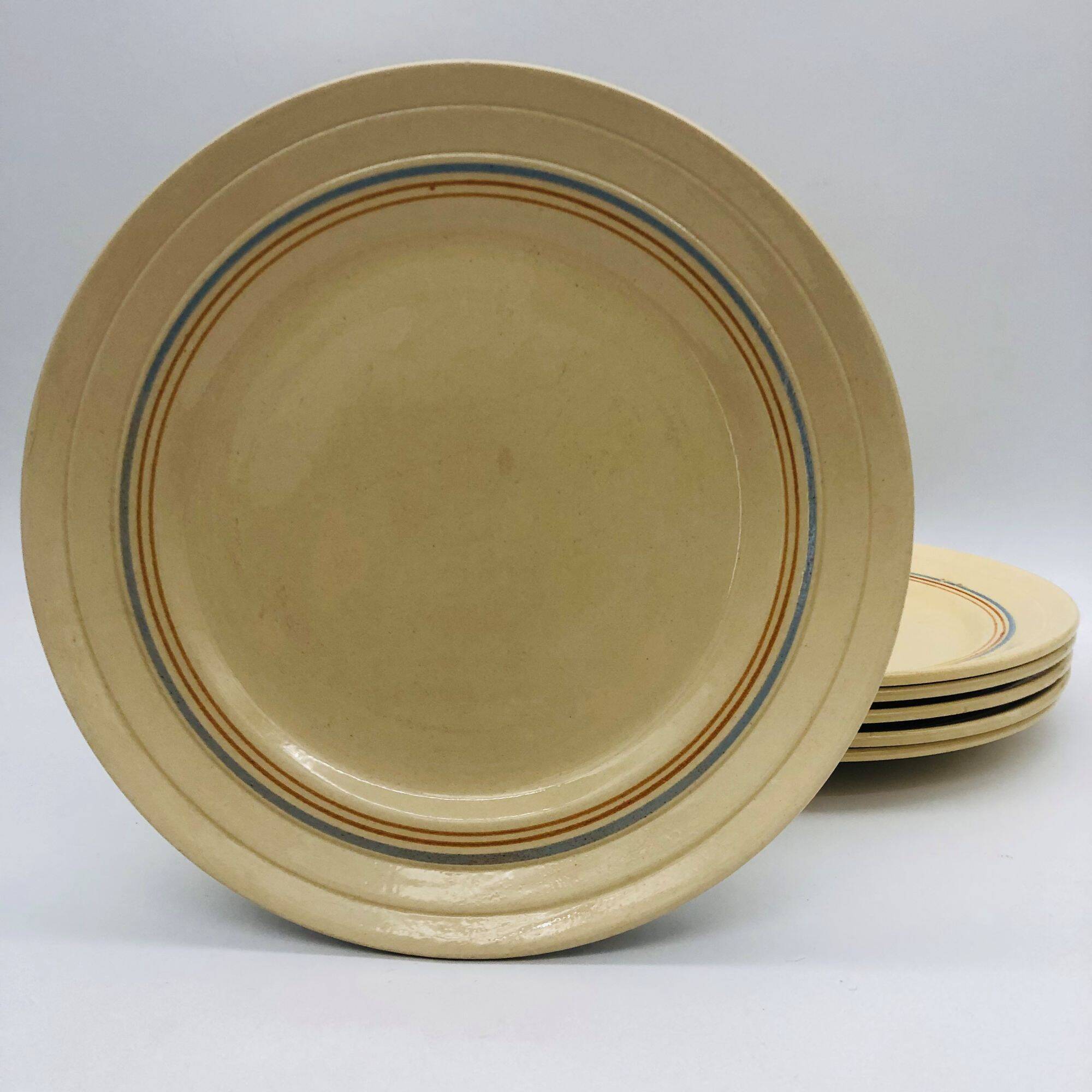 6 flat plates with a fine decoration of blue and gold borders.