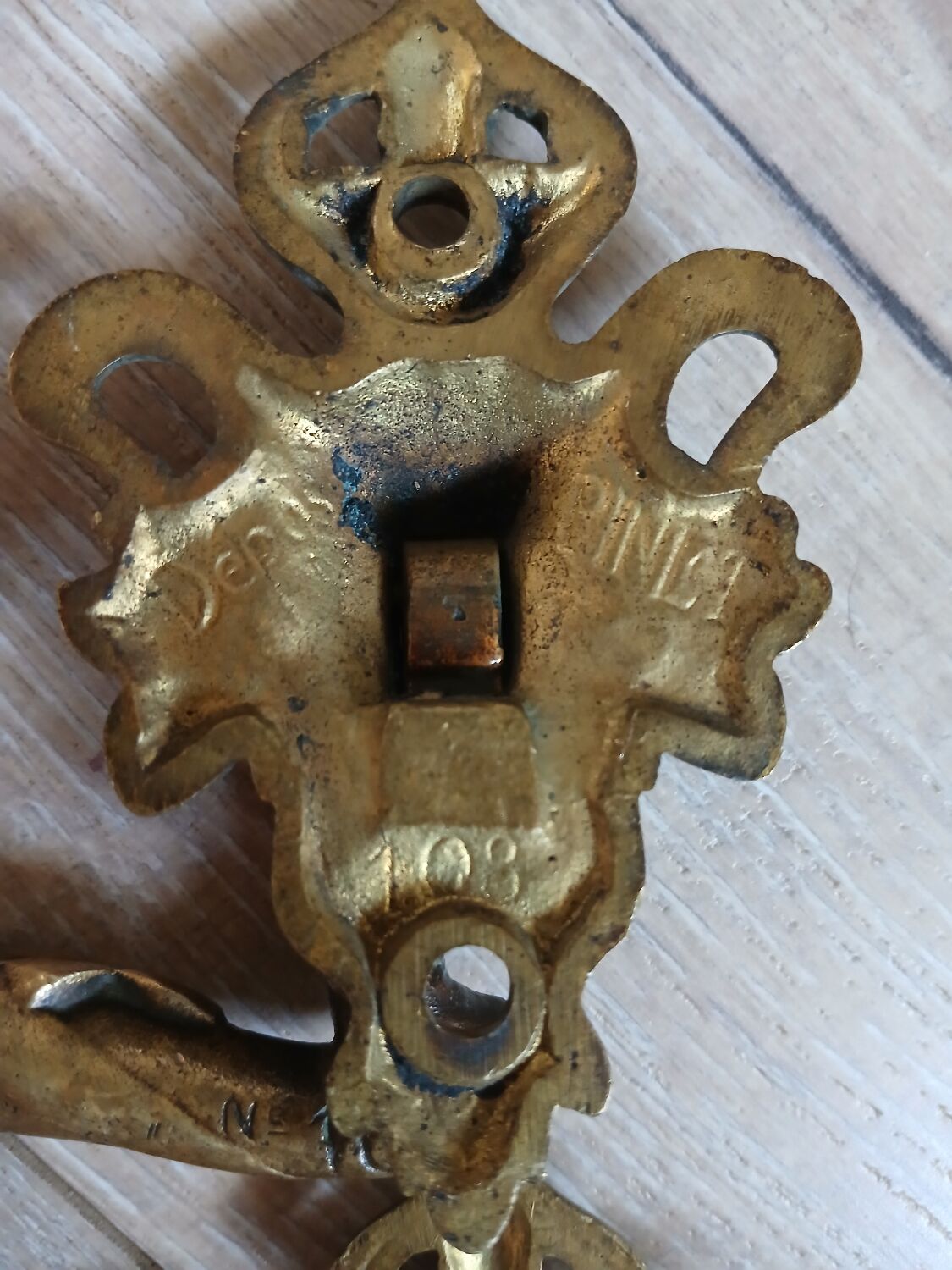 Paire de poignées en bronze L.Pinet