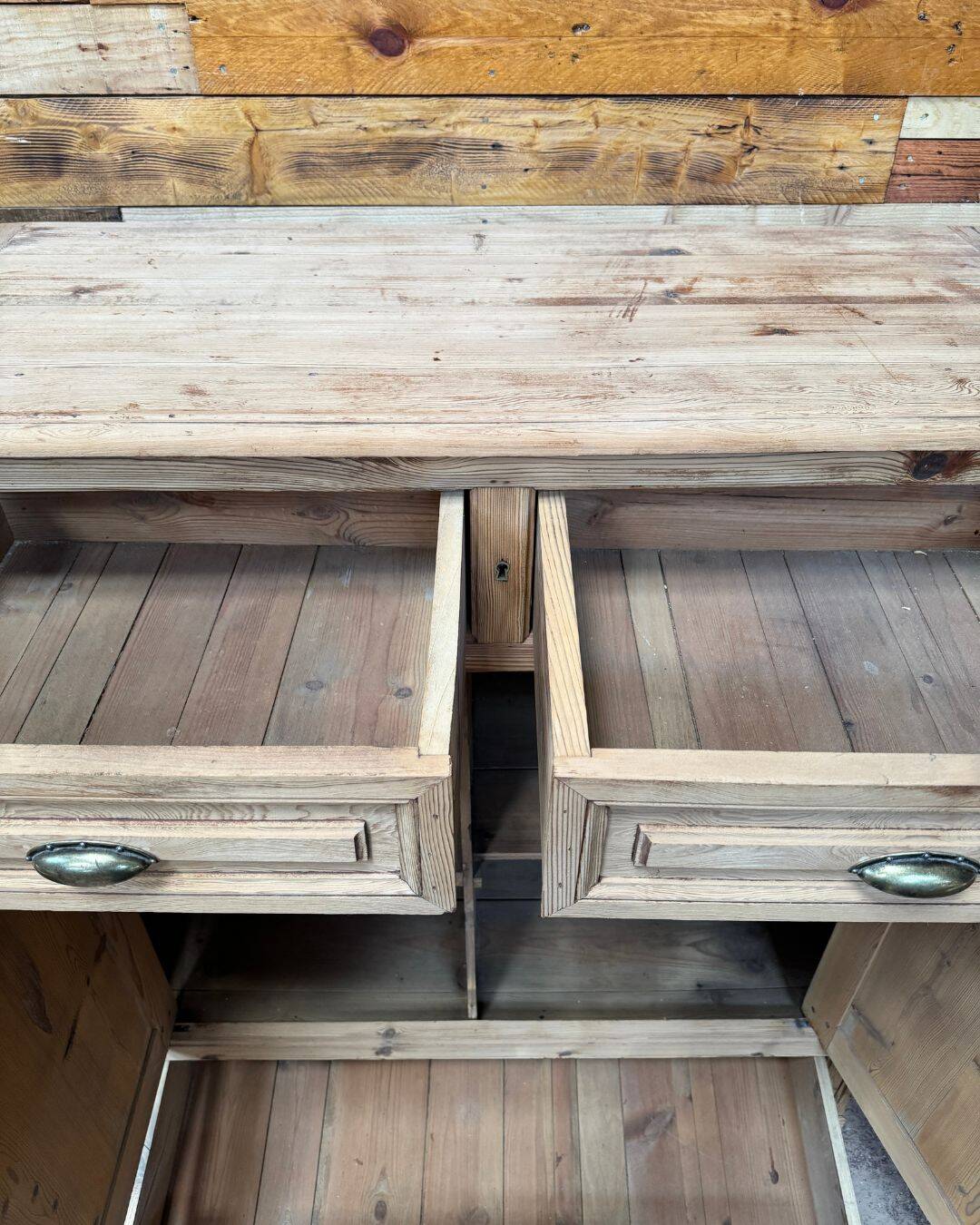 Buffet en pitchpin aérogommé