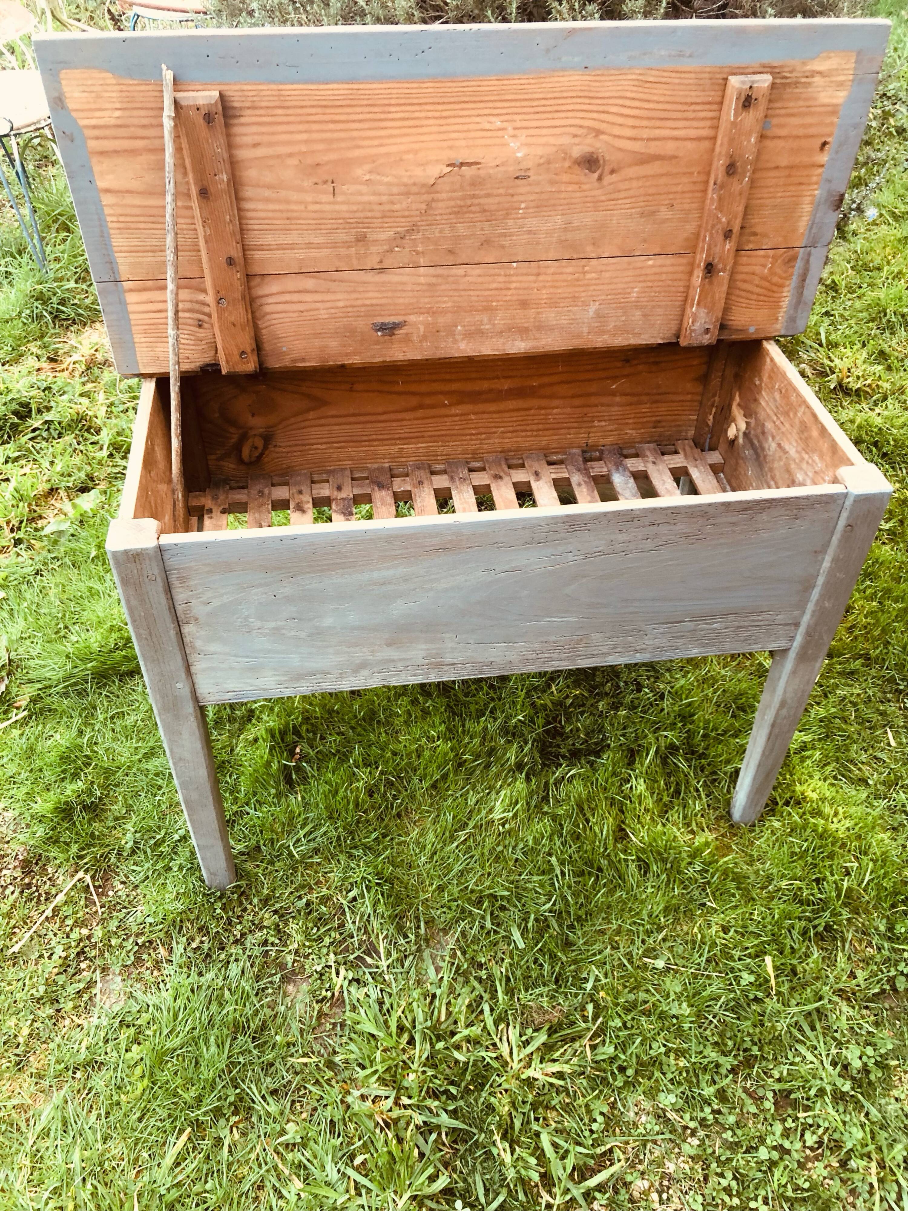 Wooden companion drainer with patina