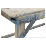 Table basse en bois et renforts en métal à patine bleue