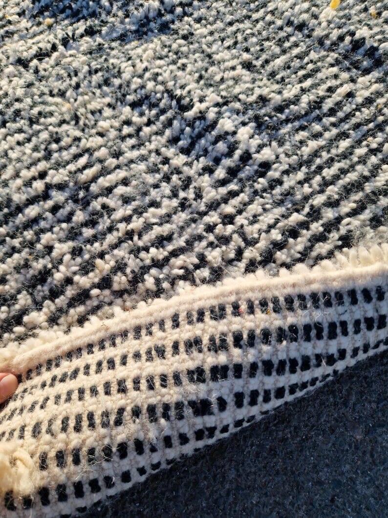 Handmade traditional Beni Ourain Berber rug, size 2/3 m.