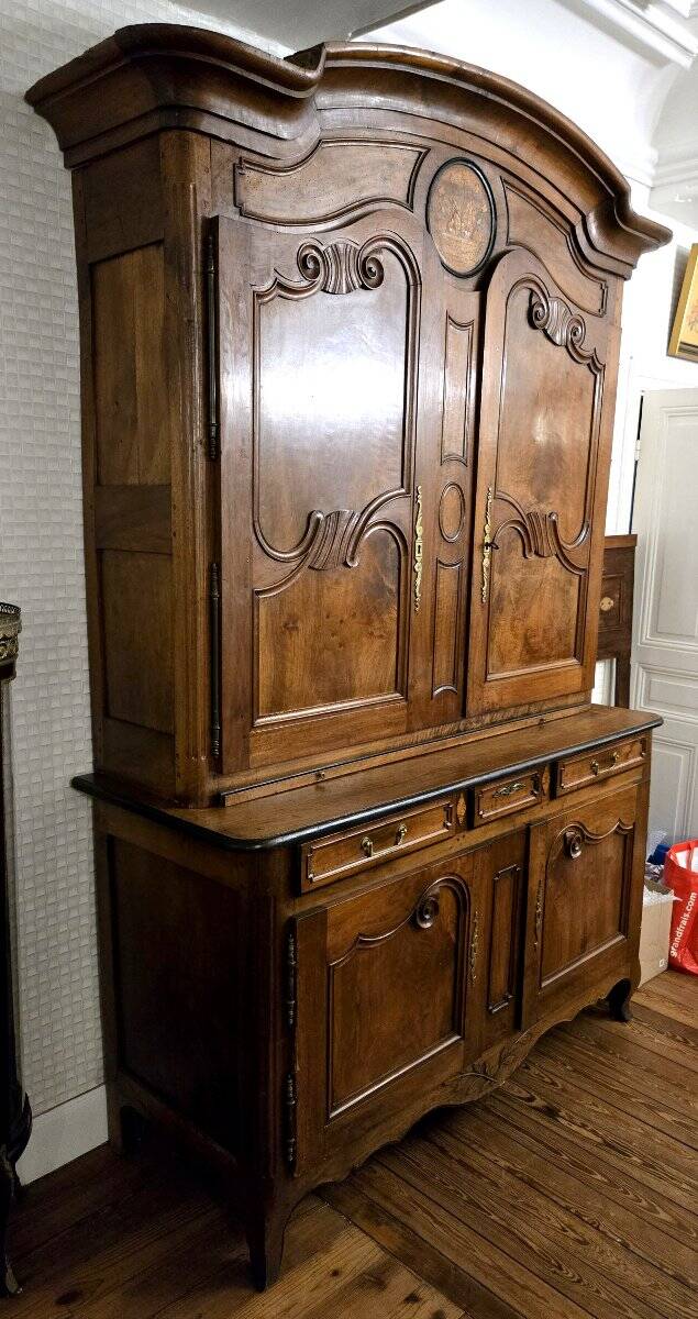 Buffet deux corps Louis XV Charolais en noyer, d’époque XVIIIᵉ si
