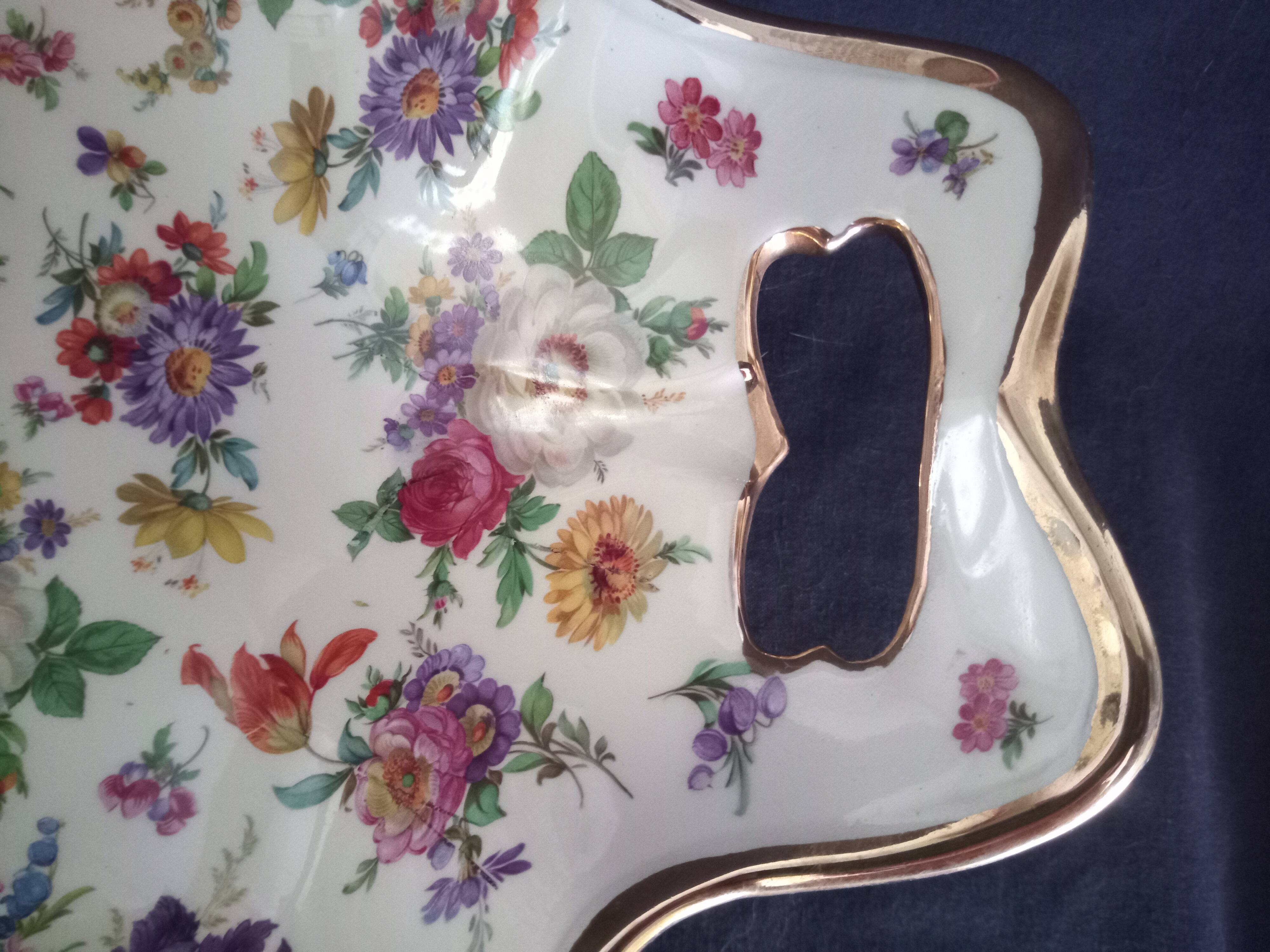 Boch Frères Keralux presentation dish with Saxony flowers
