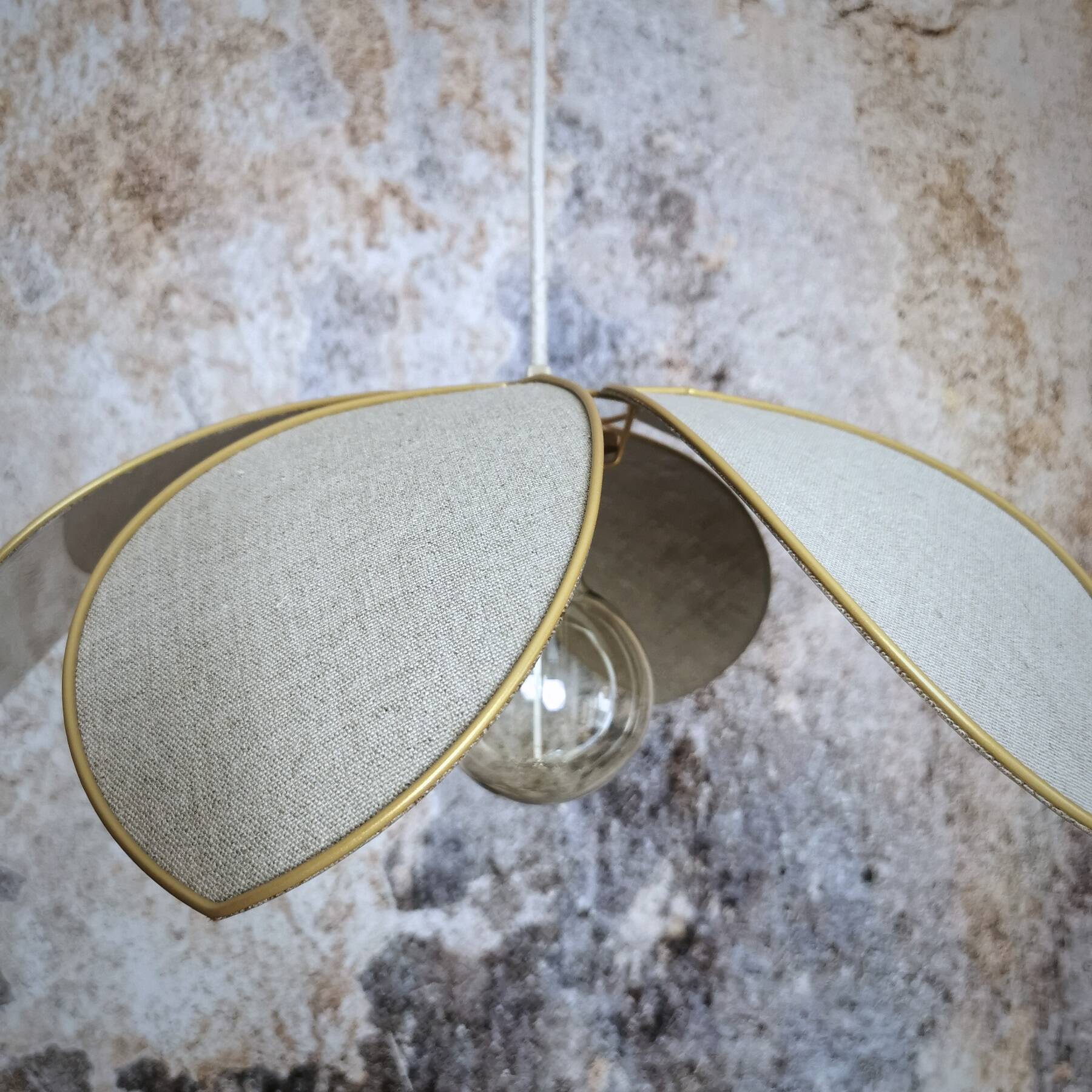6-petal flower suspension with metal structure and natural linen petals