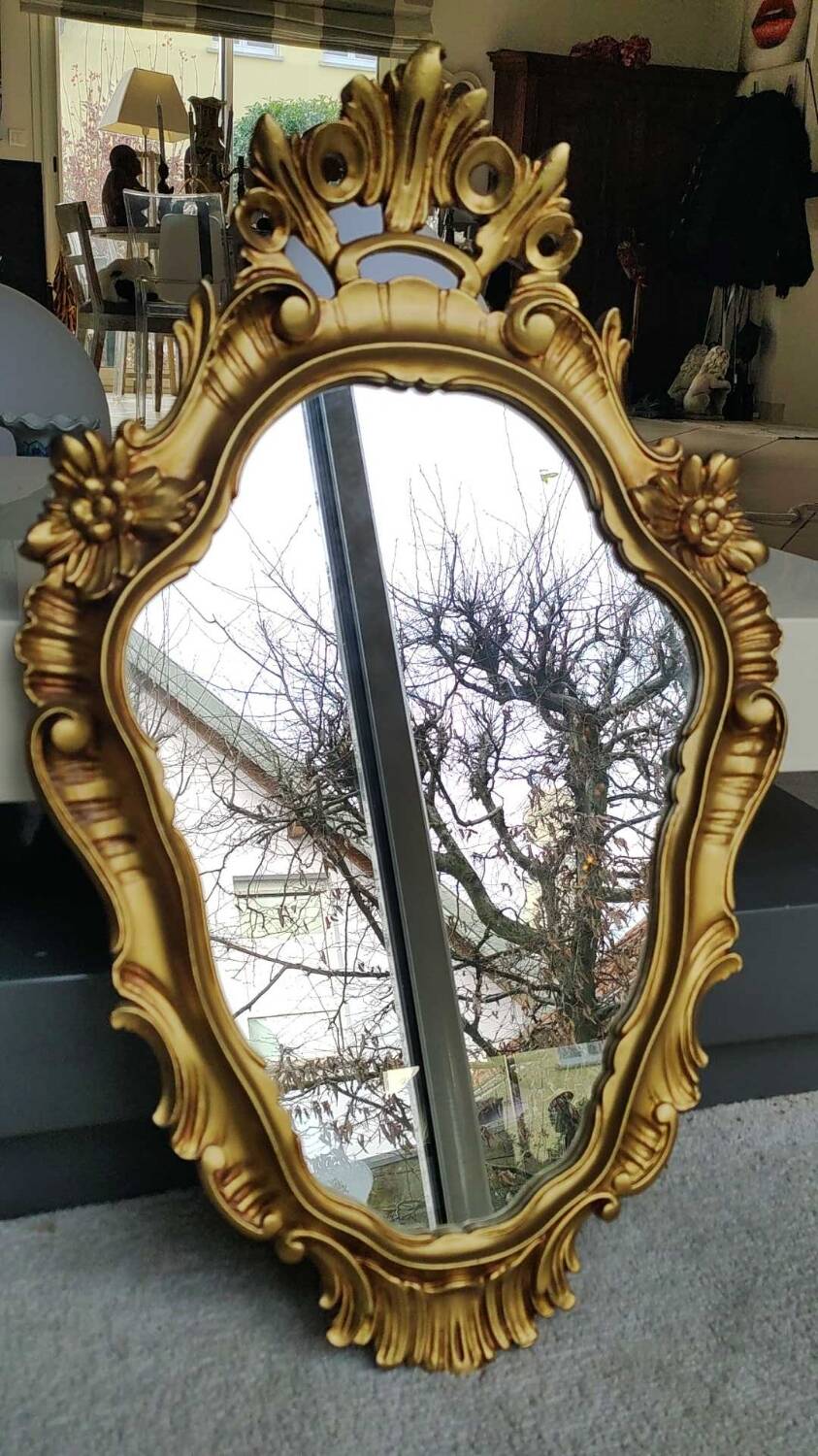 Miroir style Baroque/Rocaille. Motifs floraux, coquilles et volutes. En polyrésine à patine dorée