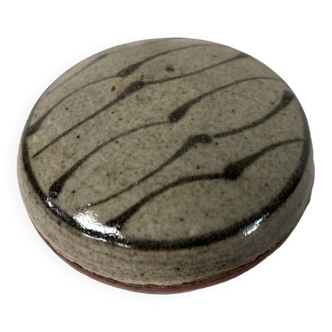 Empty pocket in artisanal stoneware