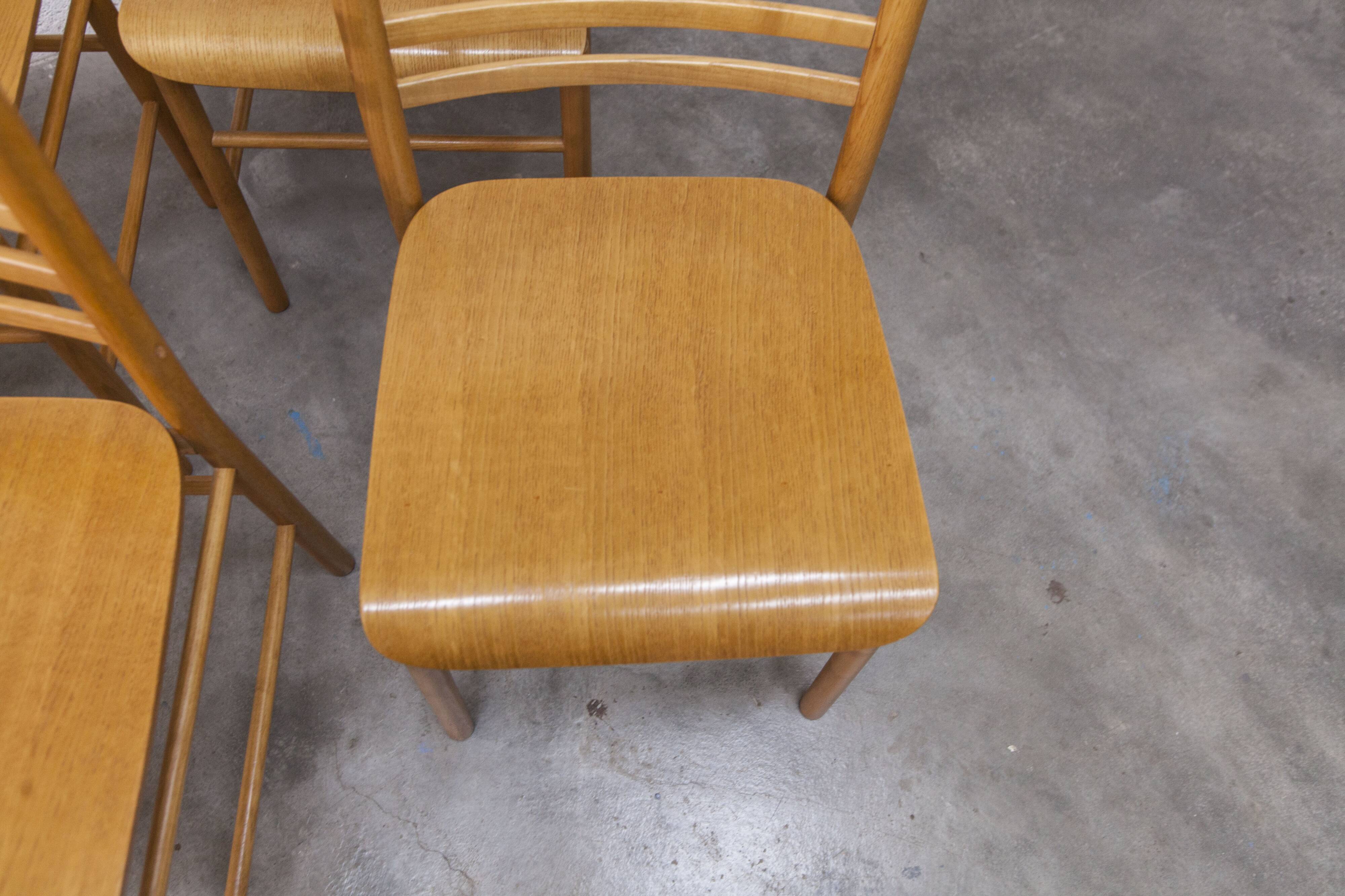 Danish ensemble transformable table 114 cm / 154 + 4 modernist chairs from the 1970s.