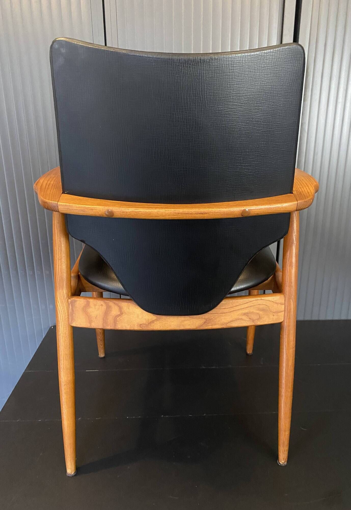 A Scandinavian teak skai chair from the 1960s for a vintage desk table.