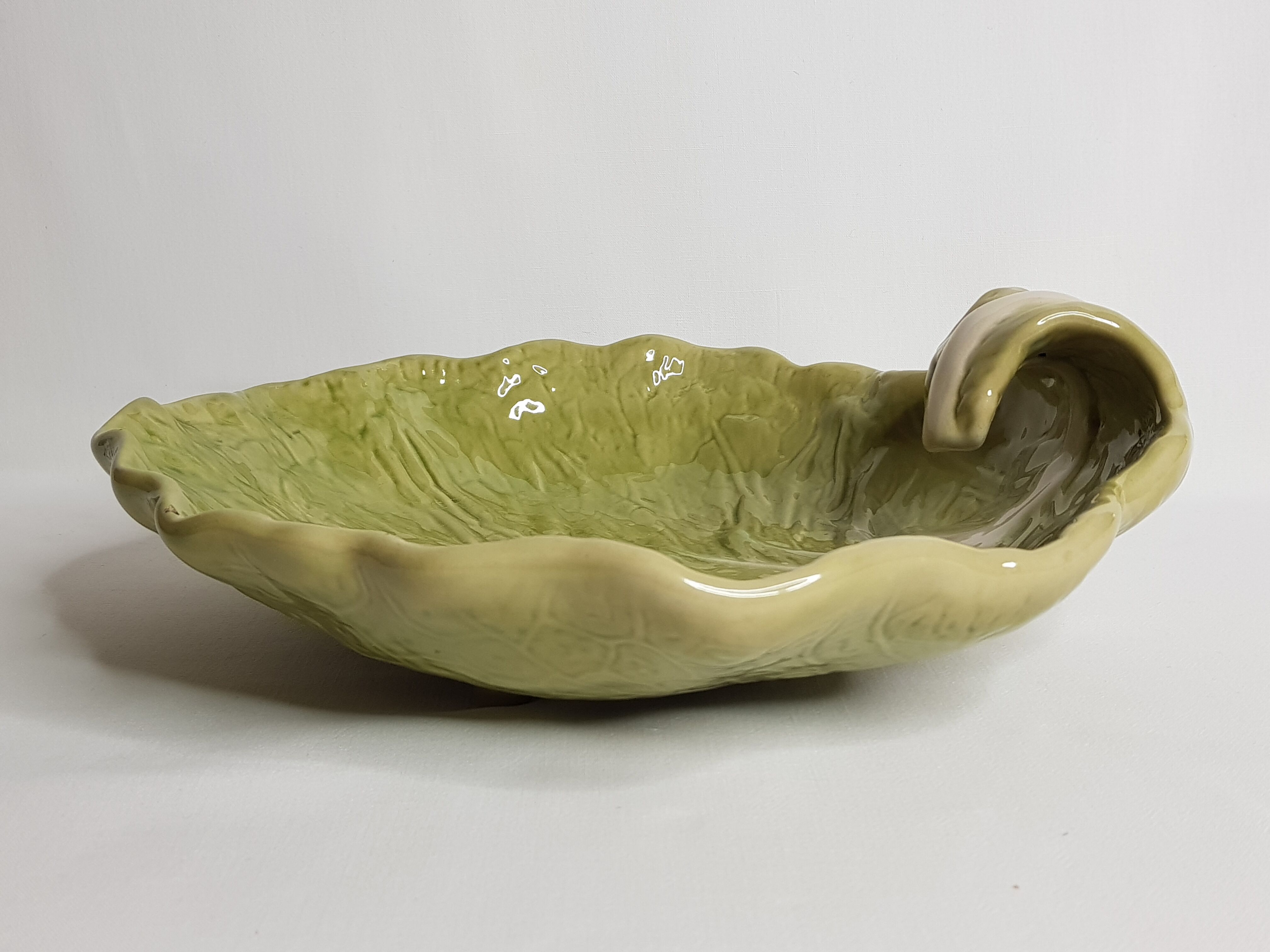 Dish in earthenware "chou leaf" Bordallo Pinheiro, 32 cm