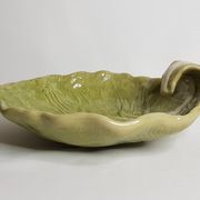 Dish in earthenware "chou leaf" Bordallo Pinheiro, 32 cm