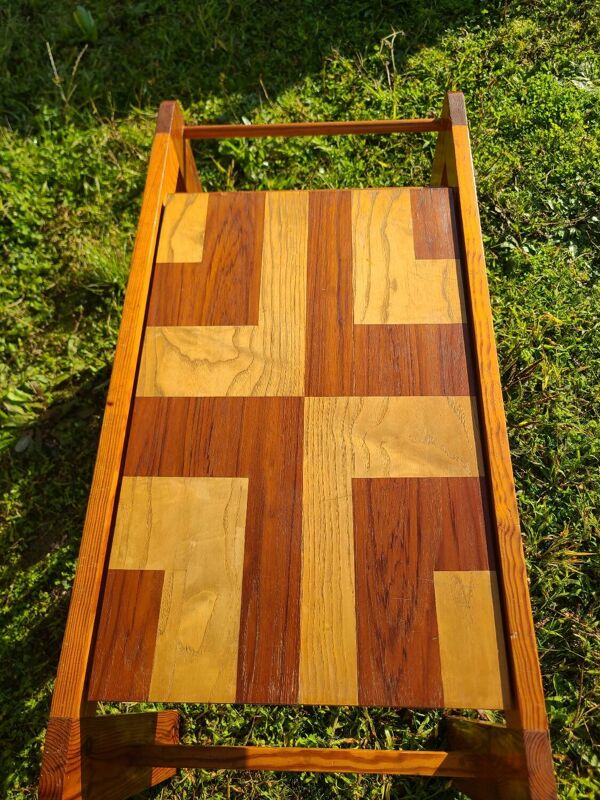 Table basse en pin, plateau en marqueterie 1970, range vinyles.