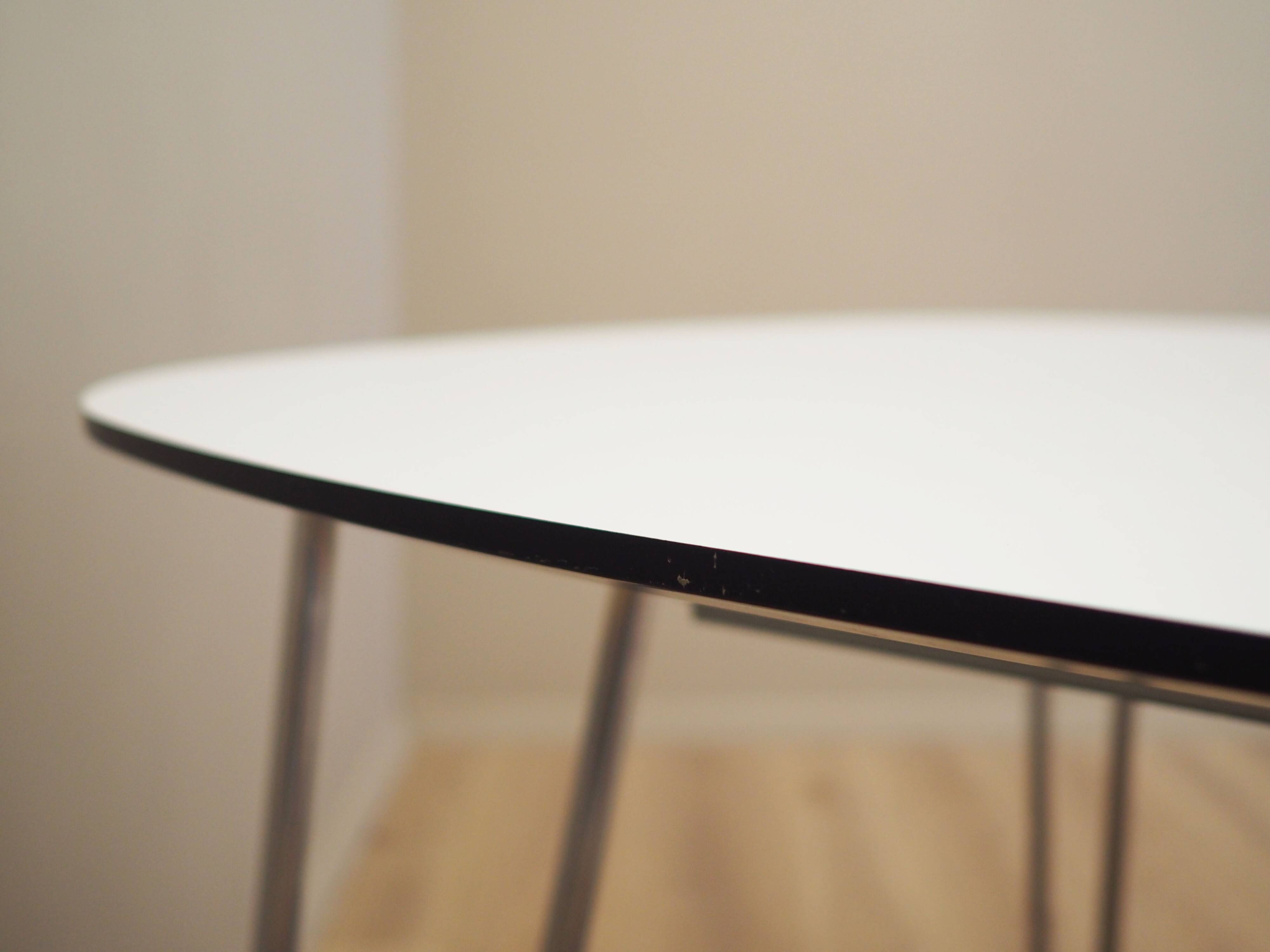 Table blanche, design italien, années 1990, production : Italie