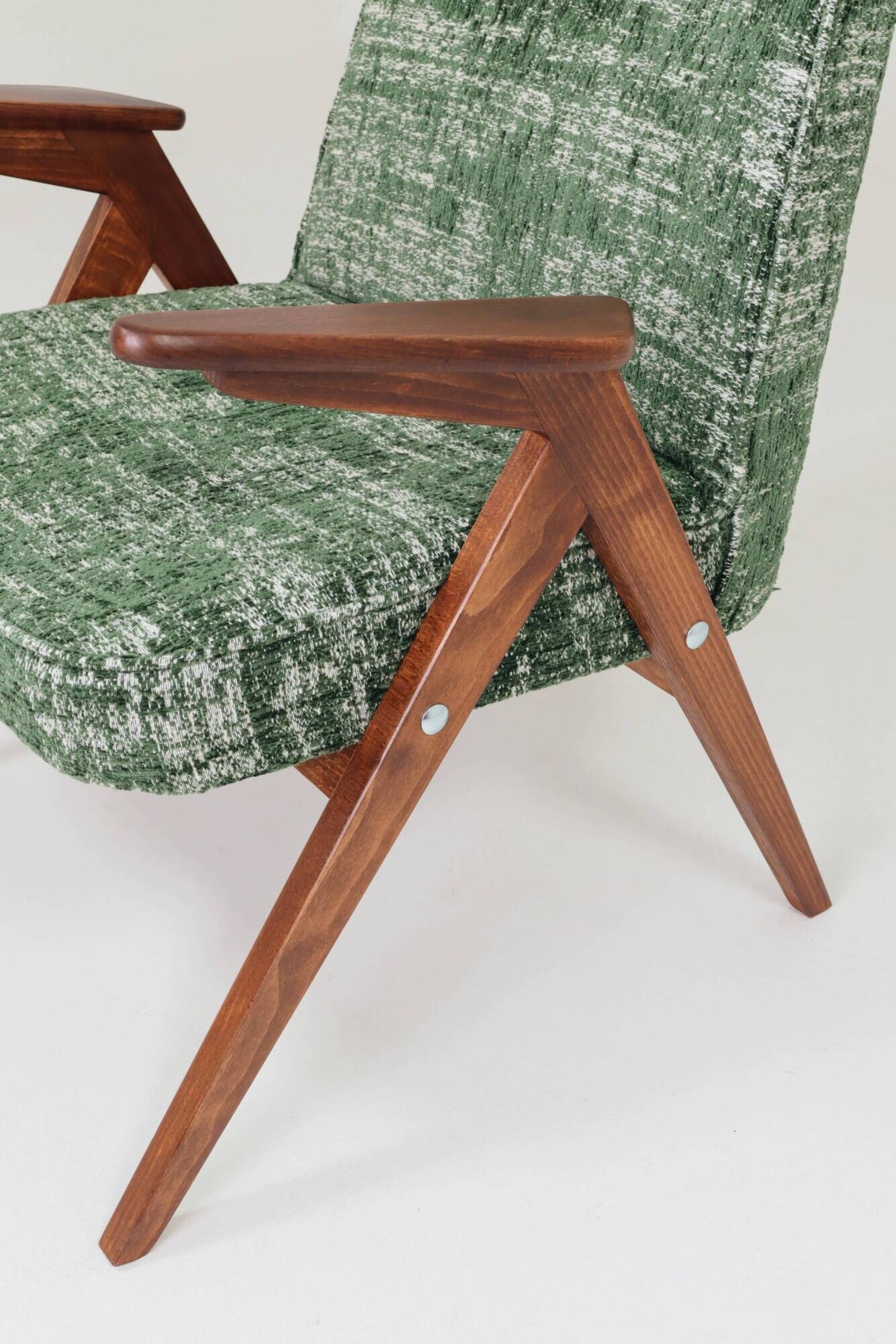 Fauteuil lounge scandinave vert au design vintage en tissu Rustiq Forest