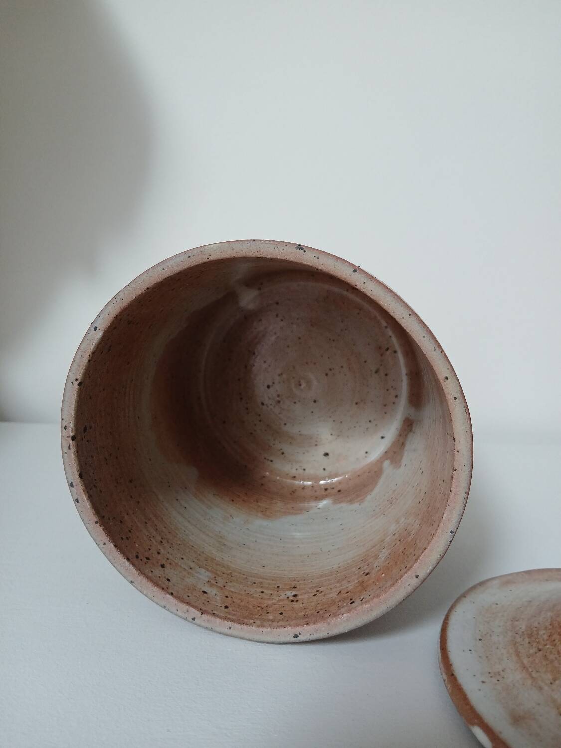 Pot en grès avec couvercle