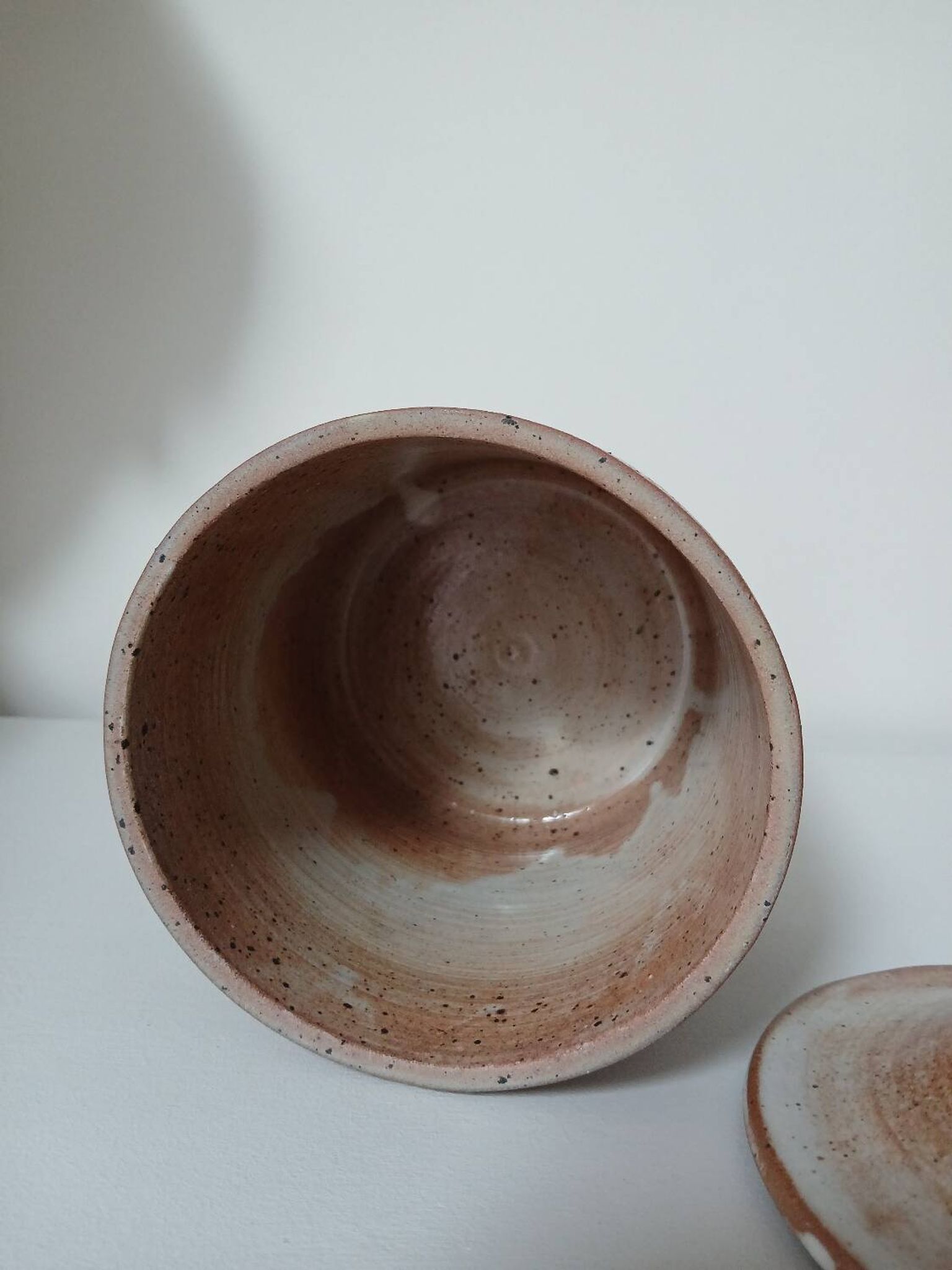 Stoneware pot with lid