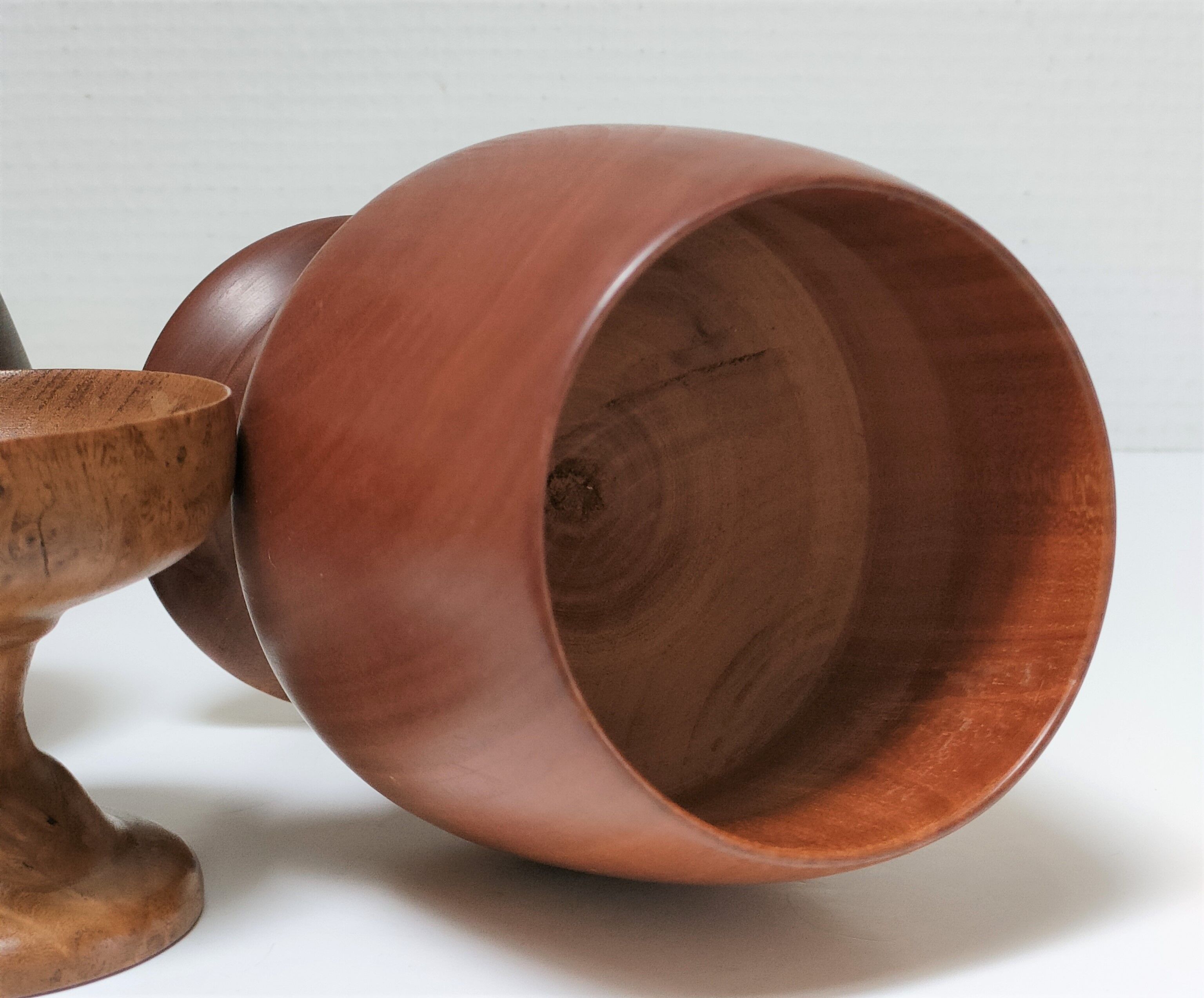 Cinq verres à pied en bois tourné vintage