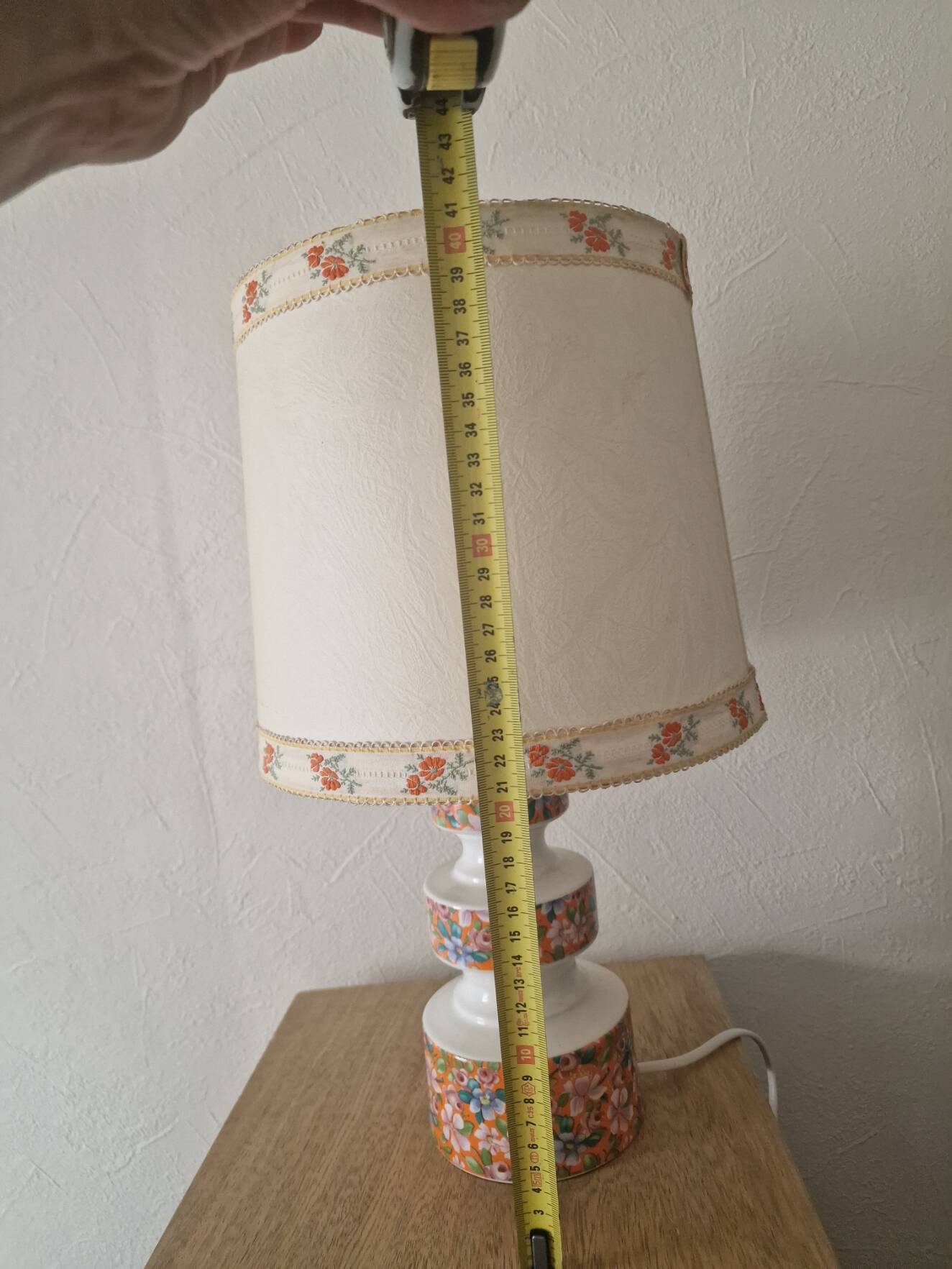 Lampe vintage en céramique orange fleurie