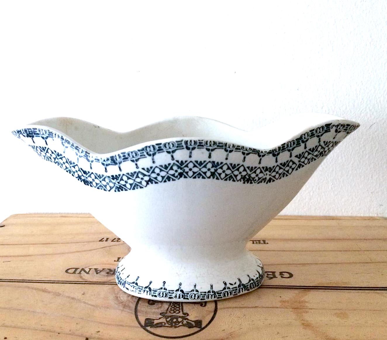 Gravy boat earthenware of Saint Amand iron earth