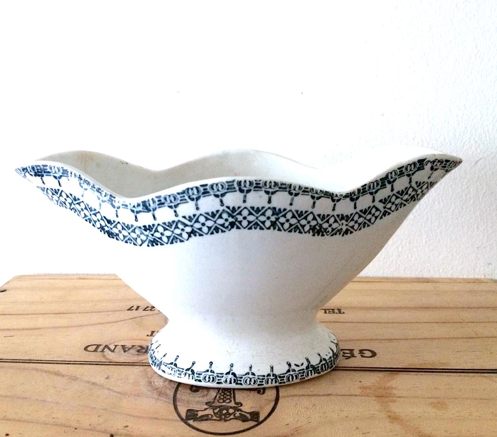 Gravy boat earthenware of Saint Amand iron earth