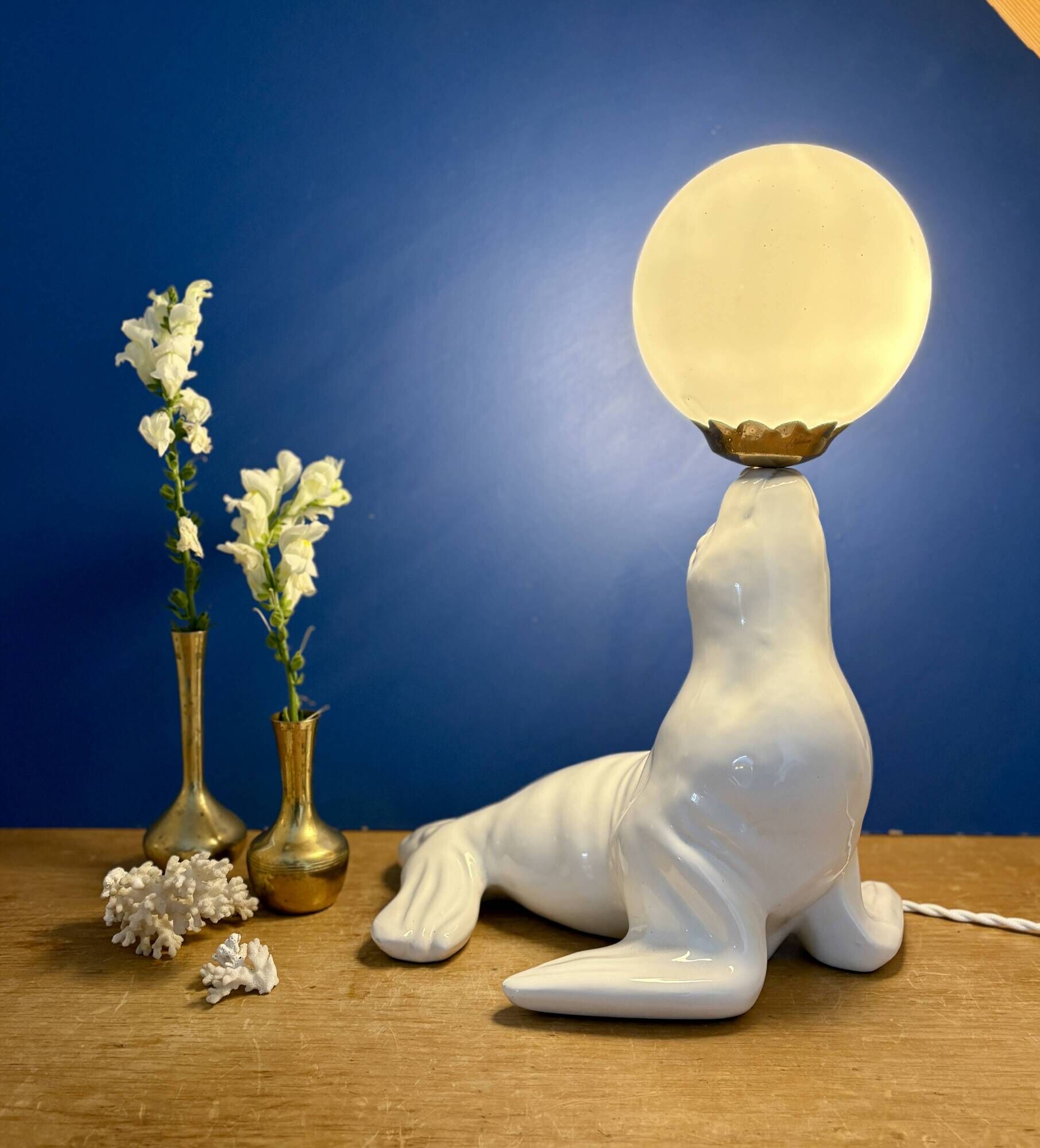 Vintage seal lamp in white ceramic and opaline.