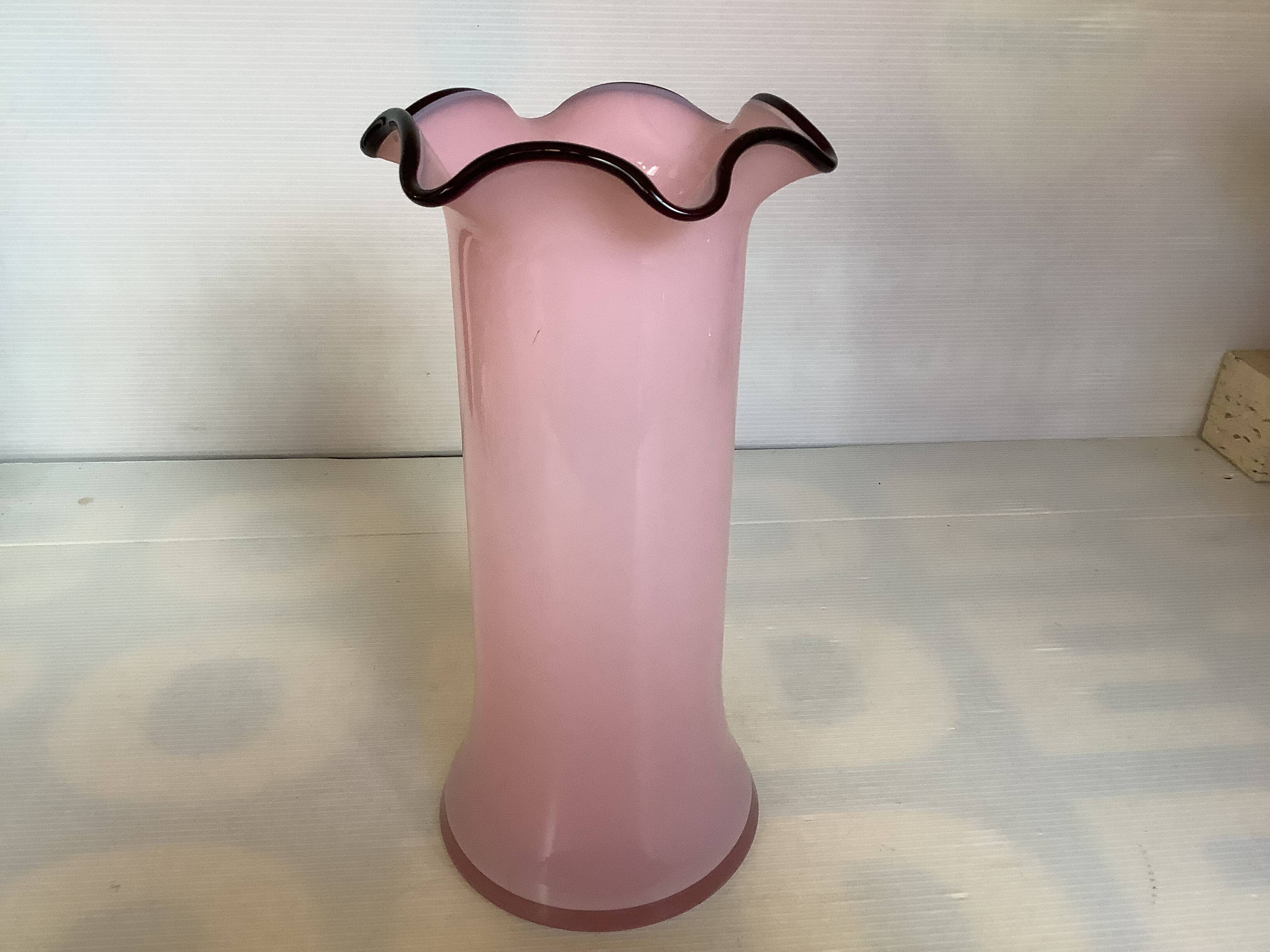 Frilly vase in pink glass paste