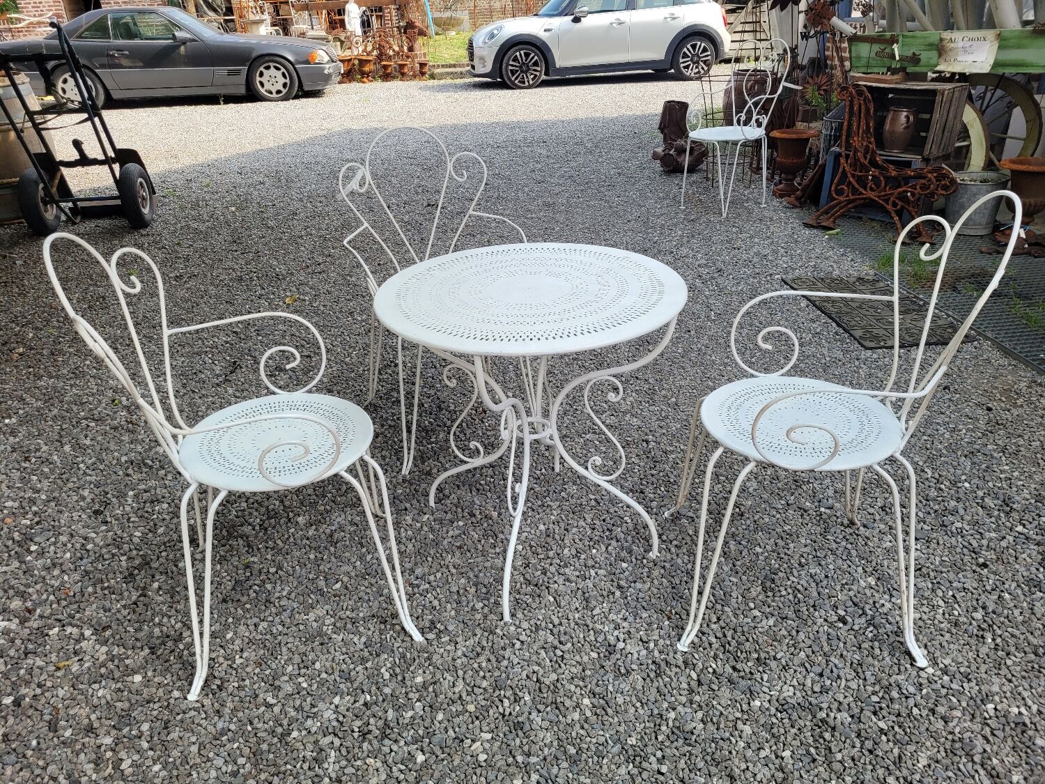 Ancien salon de jardin en fer forgé 3 fauteuils et table