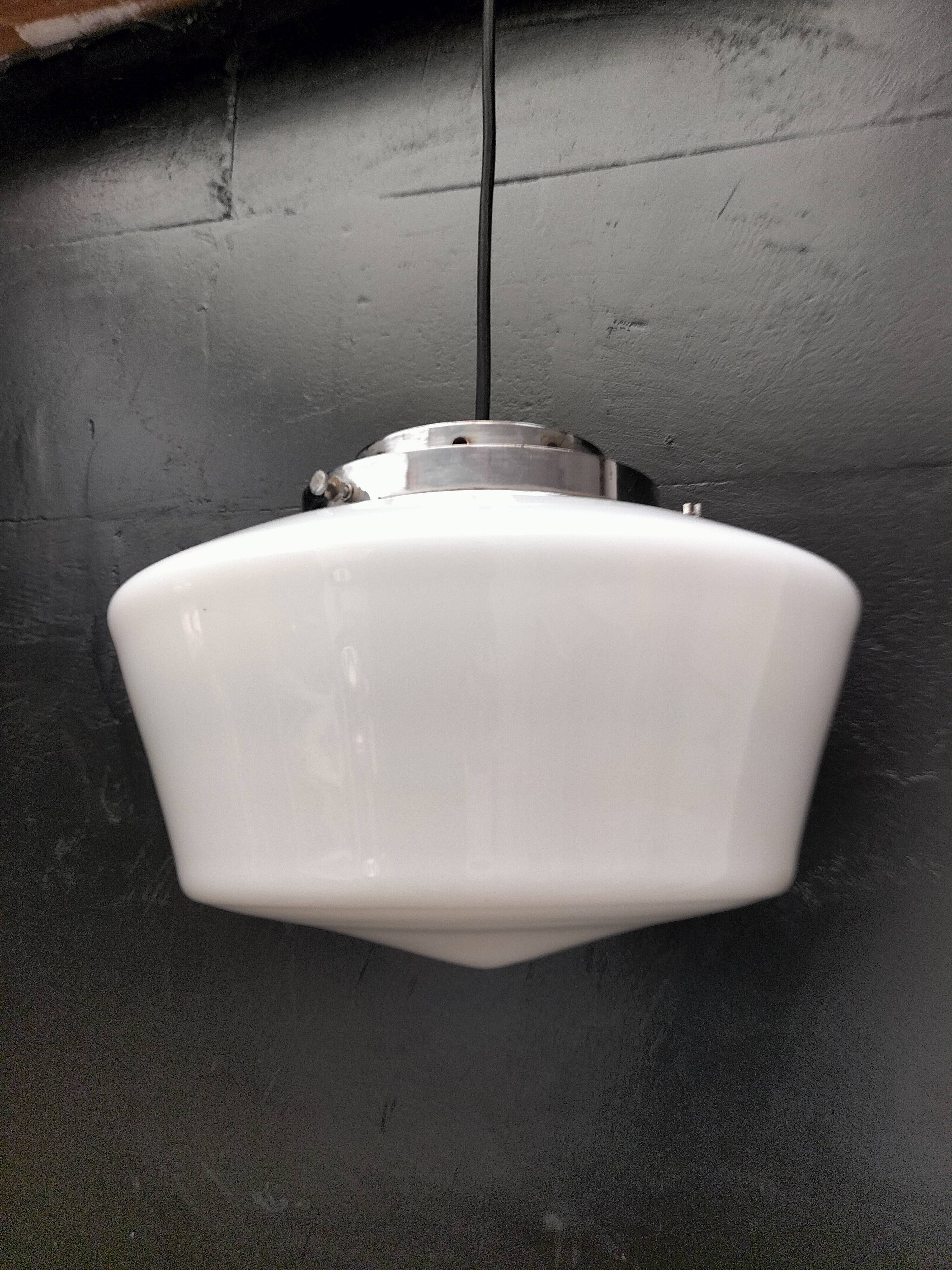 Opaline suspension