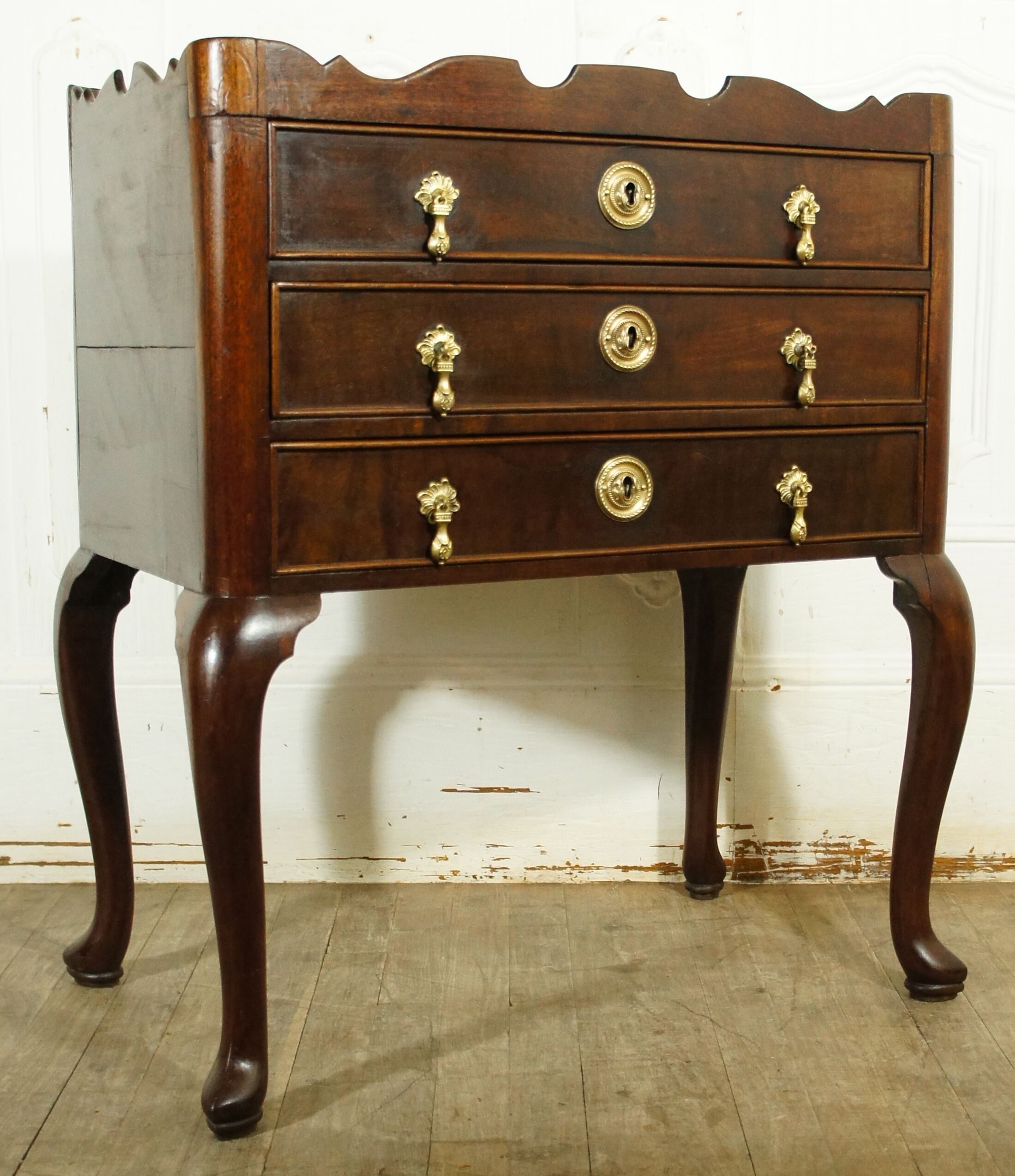 Commode sauteuse ancienne en noyer