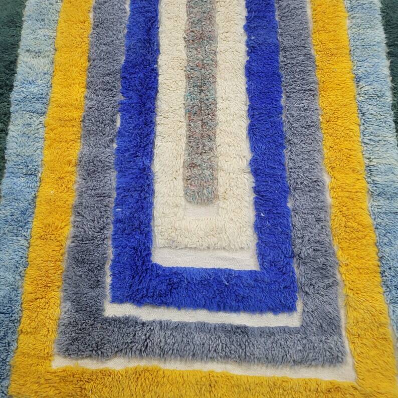 Off-white Moroccan rug with geometric patterns, 250cm x 150cm