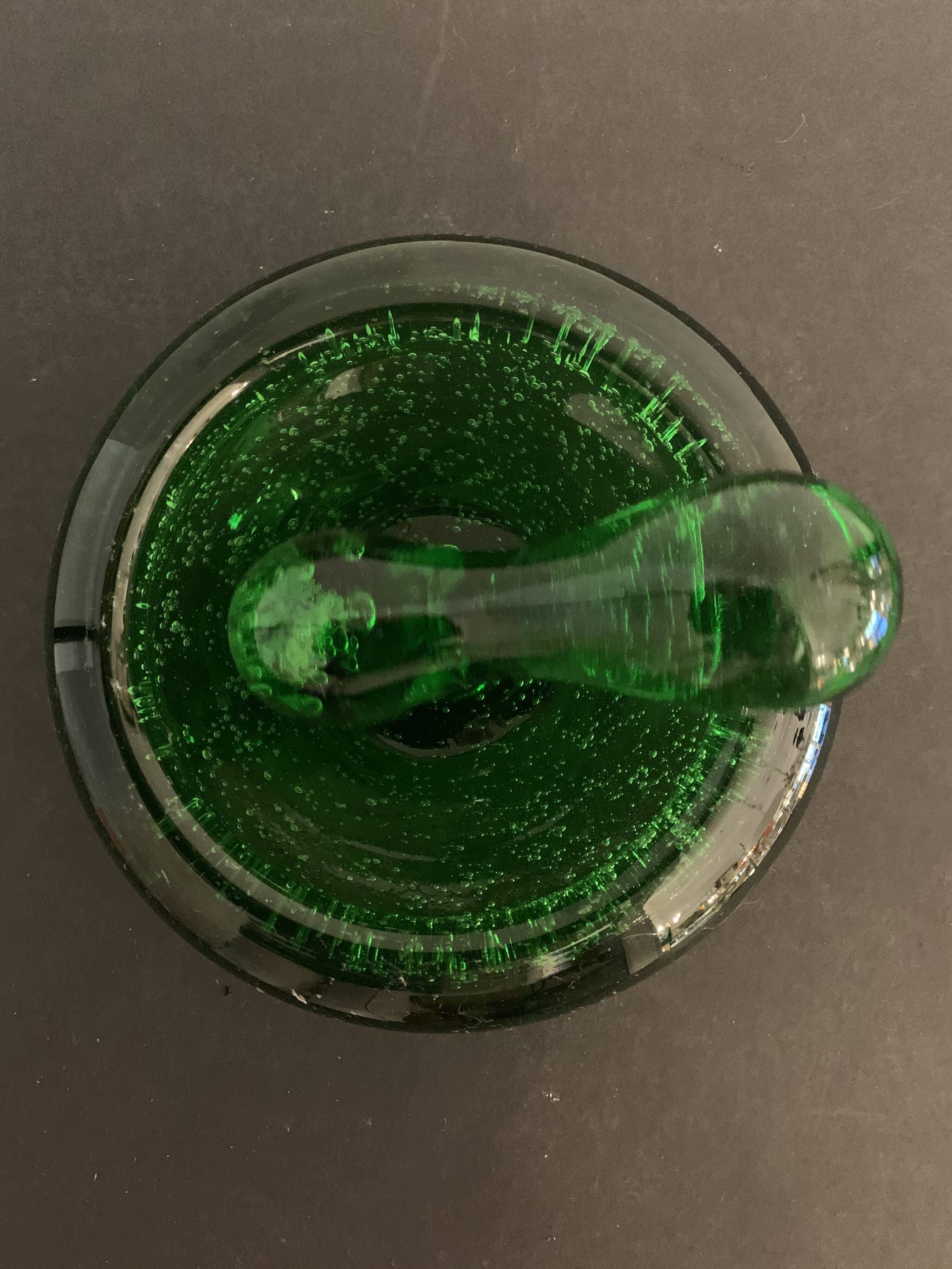 Cendrier Biot en verre vert avec pilon écrase cigares 1960
