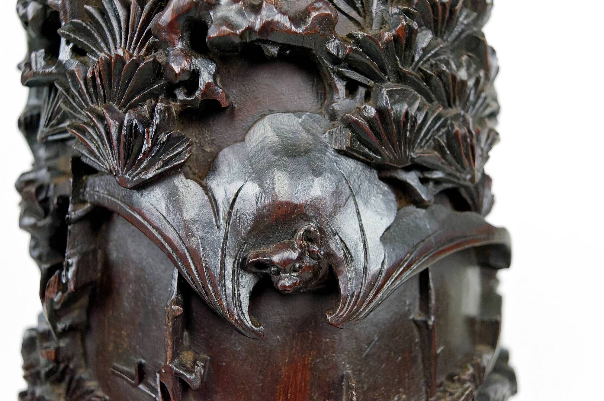 Important high Asian column / saddle in carved wood, circa 1880, Indochina