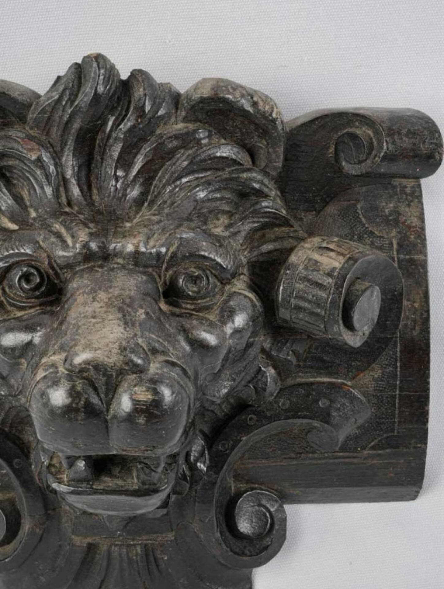 Sculpture de tête de lion en bois teinté
