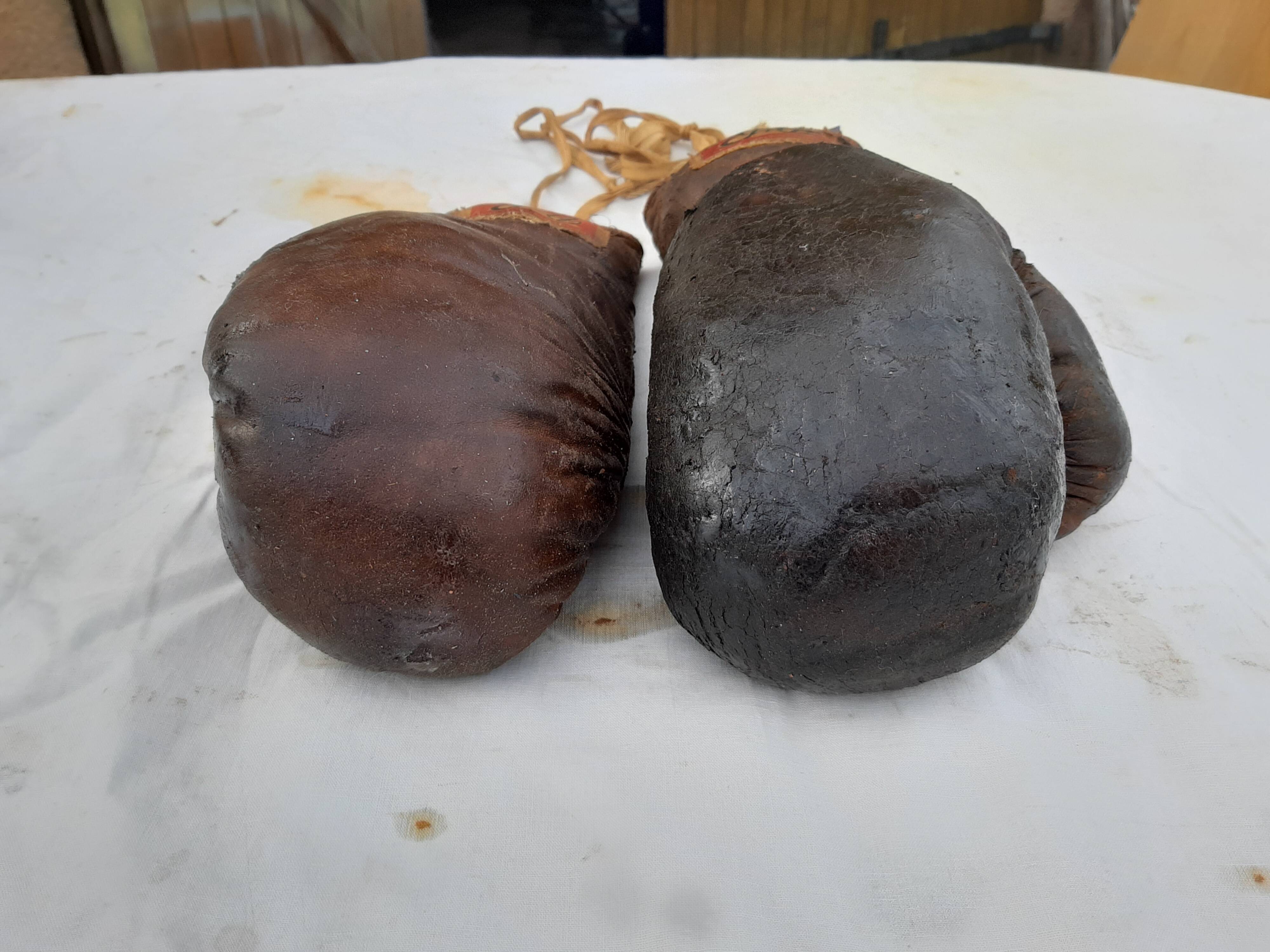 Pair of leather boxing gloves years 40