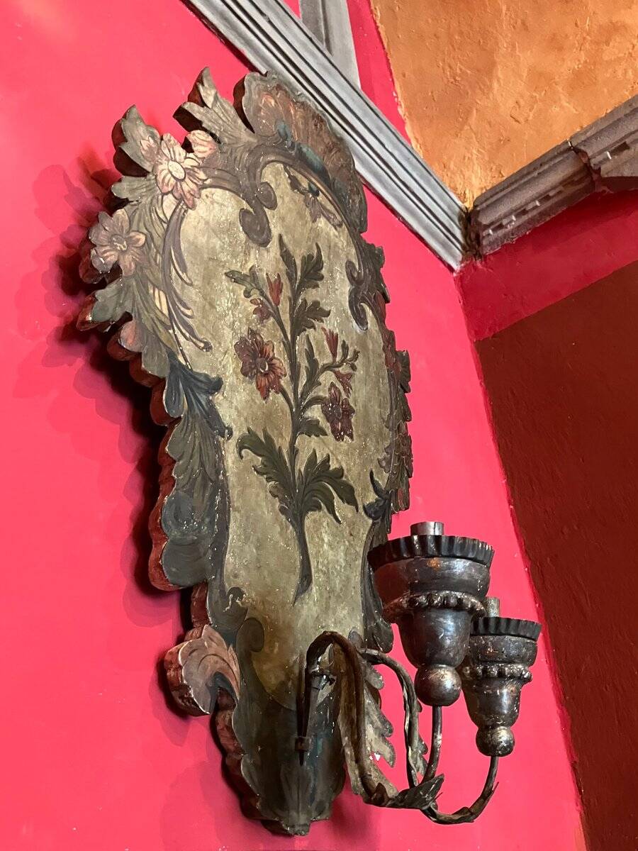 18th Century Rococo Venetian Polychrome and Mecca Lacquered Wooden Wall Sconces with Iron Arms, Set of 2