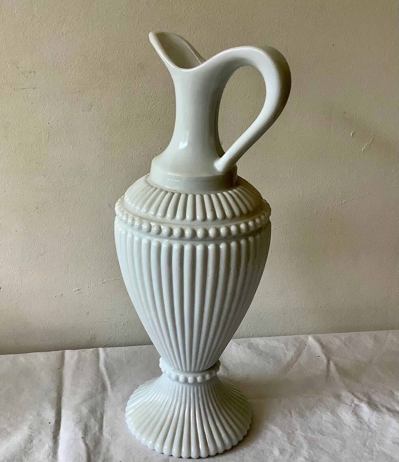 Carafe vase en opaline blanche