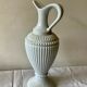 Carafe vase en opaline blanche