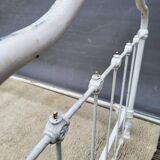 White metal bed “in its own juice” to be repainted