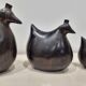Trio de sculptures poules en ébène