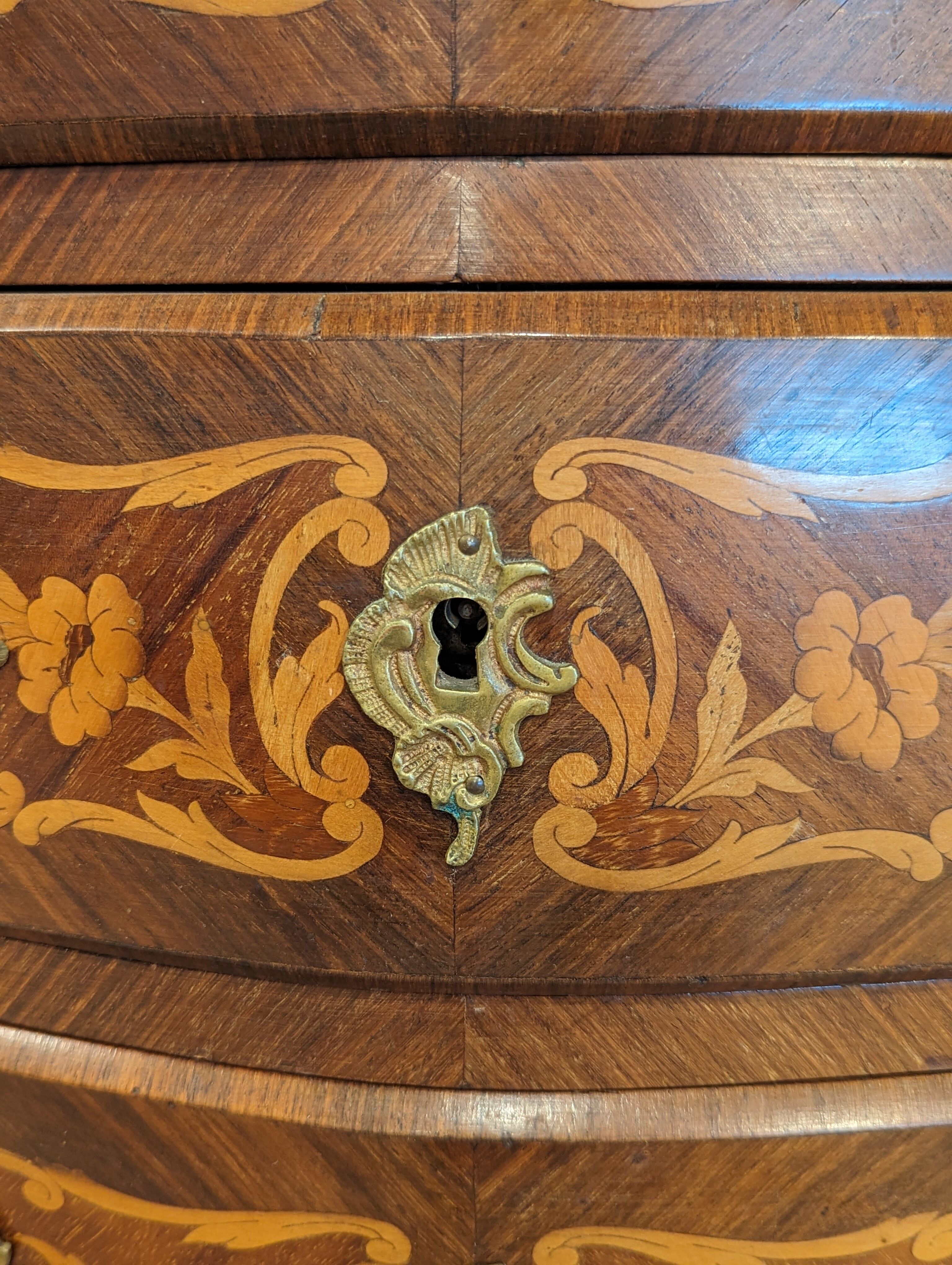 Small chest of drawers sauteuse louis XV inlaid